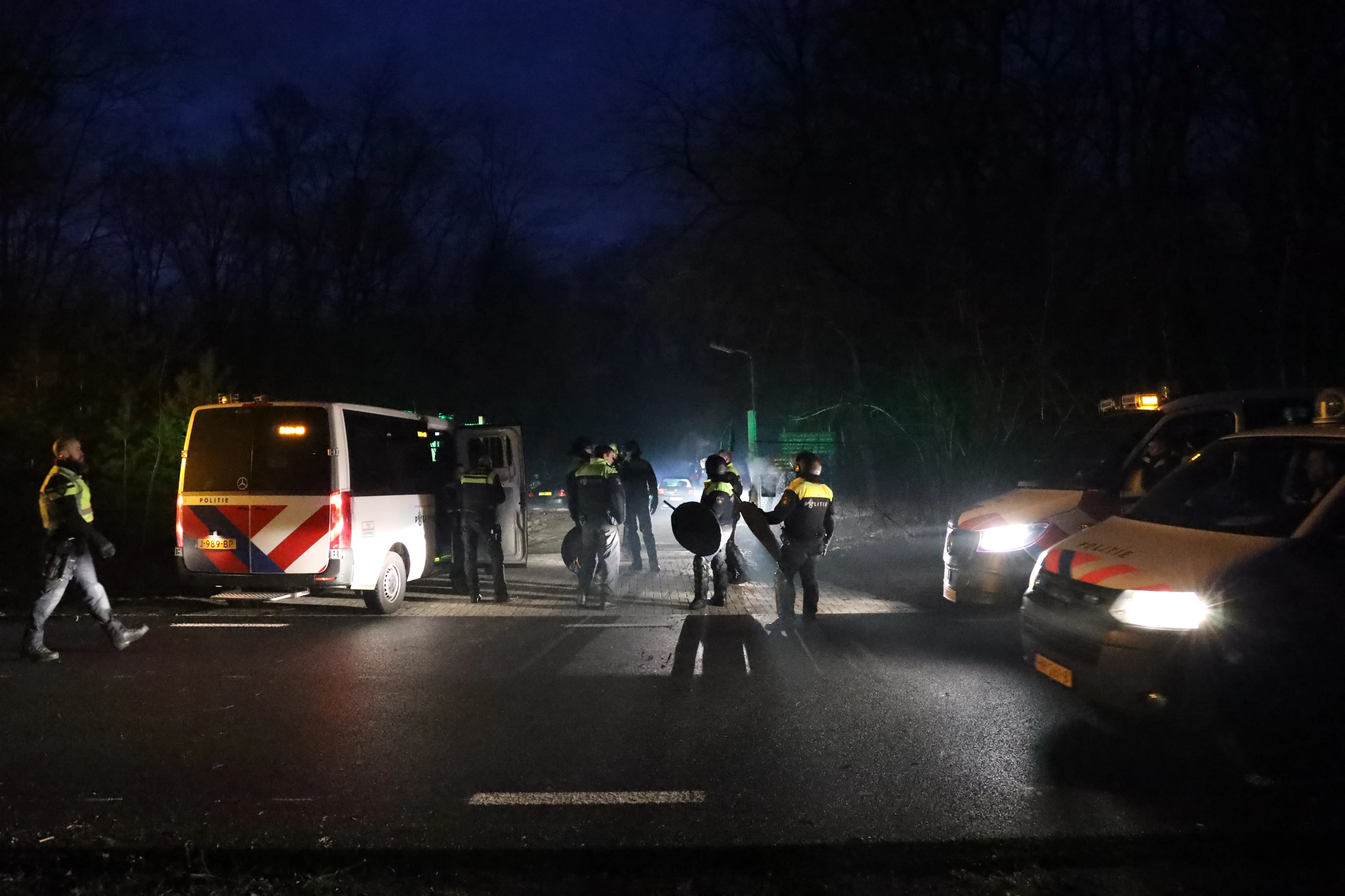Vier agenten gewond bij beëindiging illegaal feest Arnhem