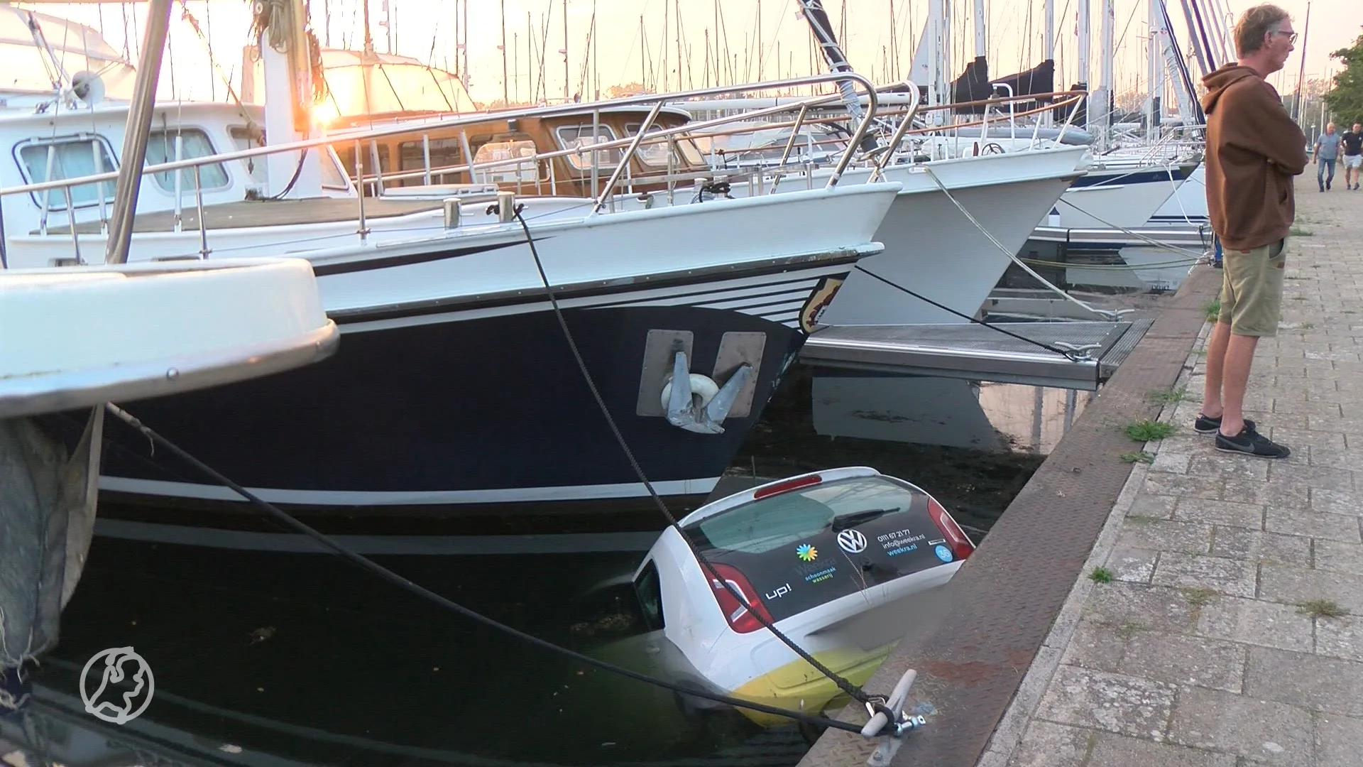 Schoonmaakster vergeet handrem, auto rolt zo jachthaven Brouwershaven in