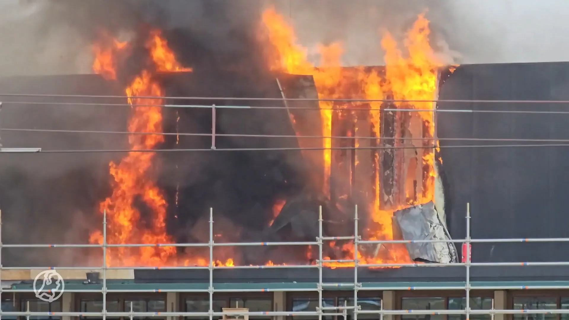 Grote brand op bouwterrein Groningen, treinverkeer ligt tot in de middag stil
