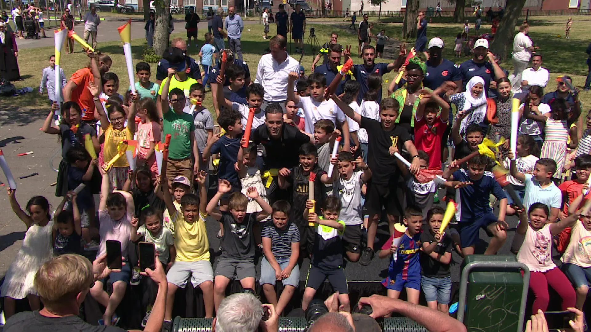 Haagse Schilderswijk zwaait hun Olympische held Khalid uit