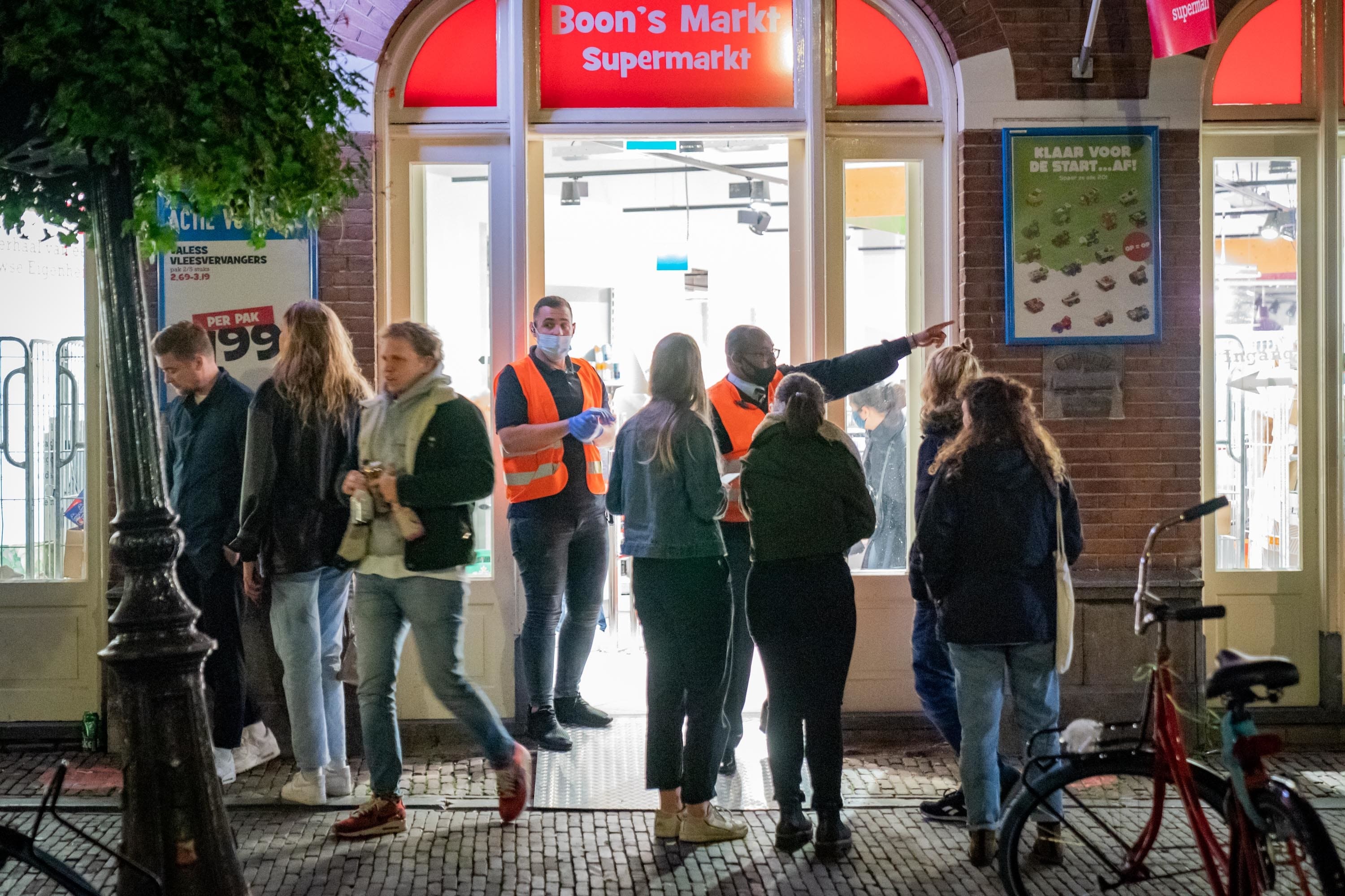 Run op alcohol in binnenstad Utrecht, supermarkt gooit deuren dicht: 'Het was echt extreem'