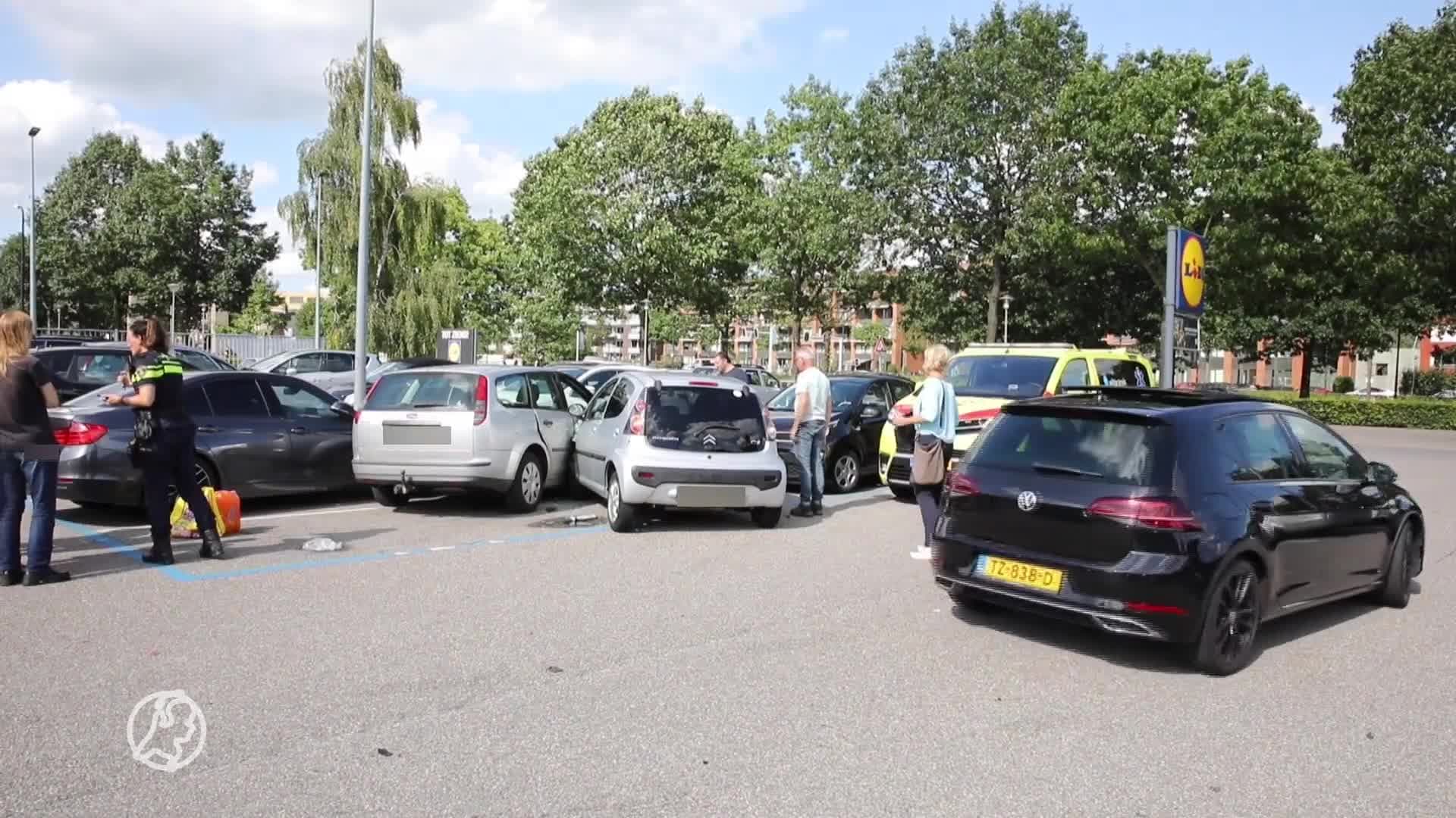 Oude vrouw ramt per ongeluk vijf auto's op parkeerplaats bij supermarkt in Apeldoorn