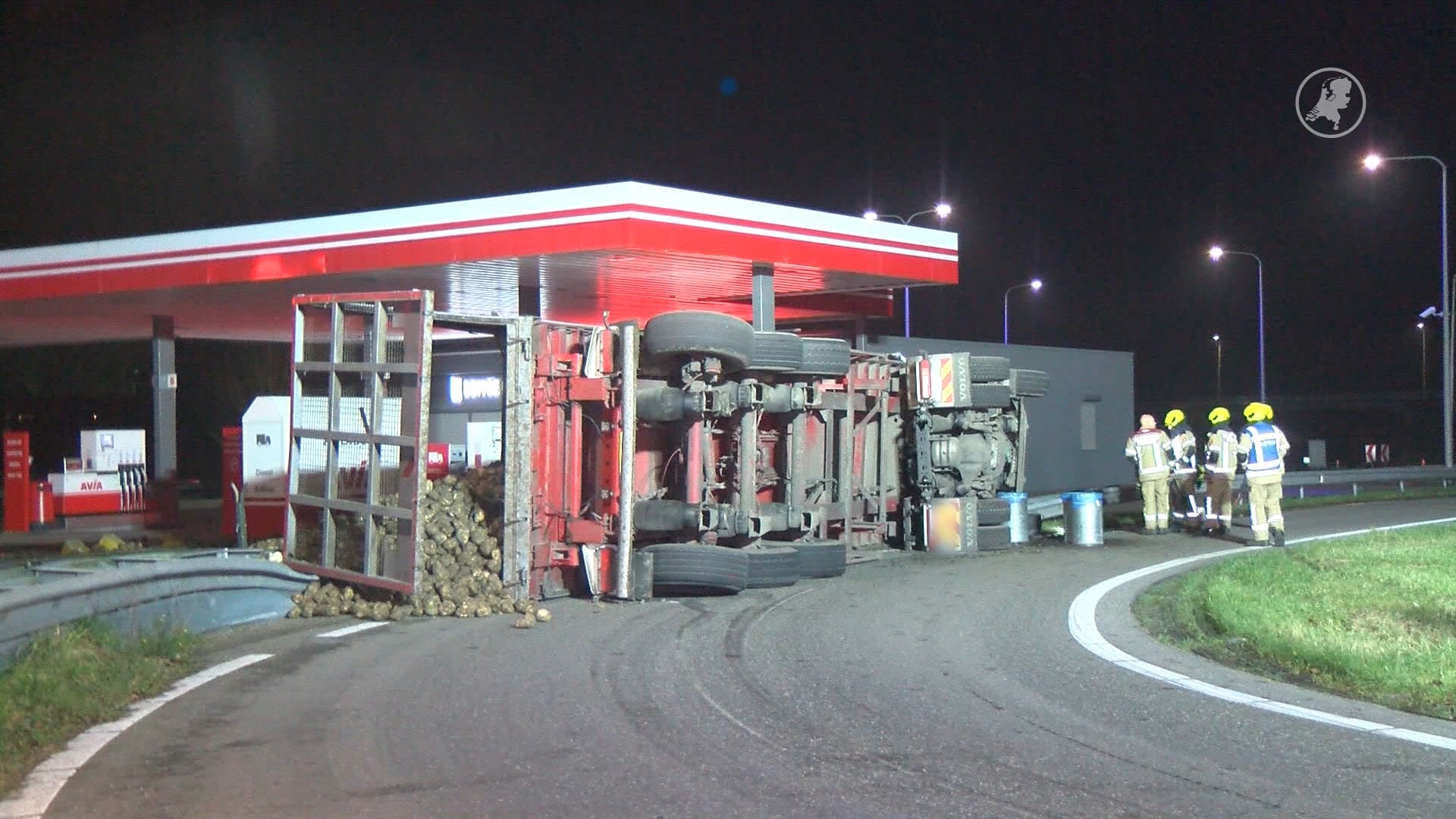 Vrachtwagen vol suikerbieten kantelt bij tankstation in Arnemuiden