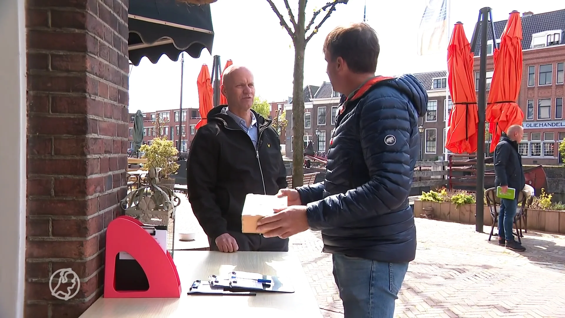 Rotterdamse horeca dolblij met coronacoaches: 'Boetes uitdelen wil niemand'