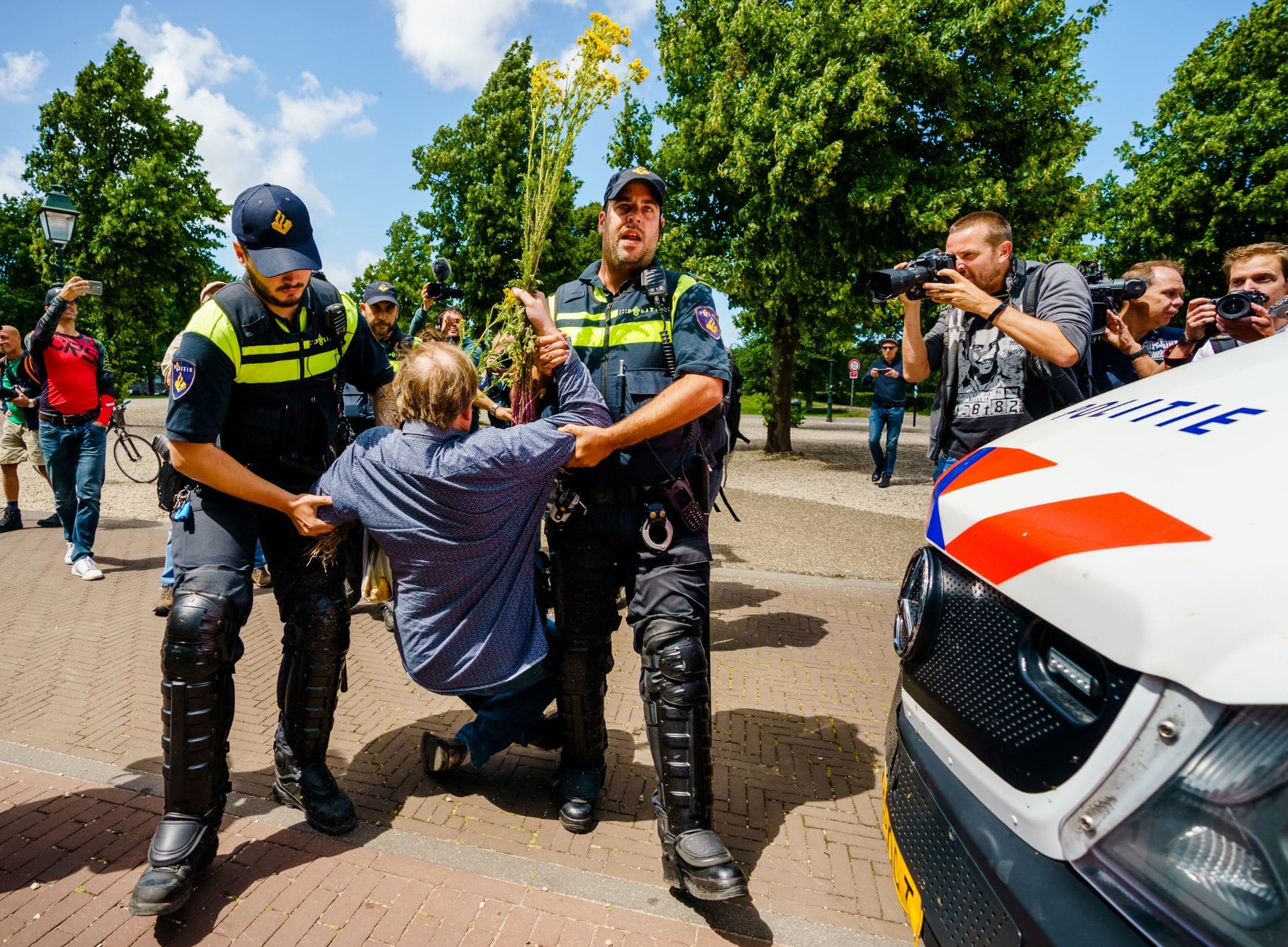 Weer drie relschoppers op Malieveld herkend van foto's