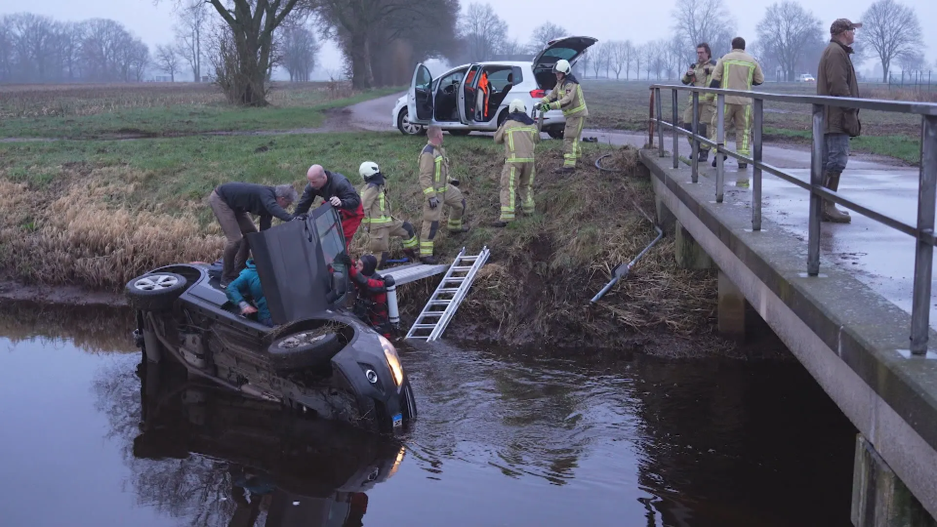Vrouw gered nadat auto te water raakt in Schoonebeek