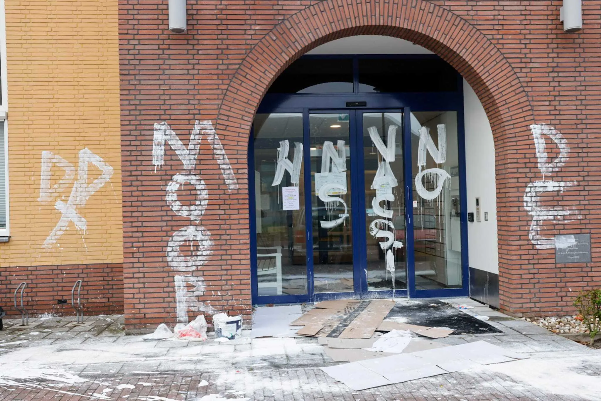 Gezondheidscentrum in Ede beklad met leuzen als 'moord' en 'no vaccin'