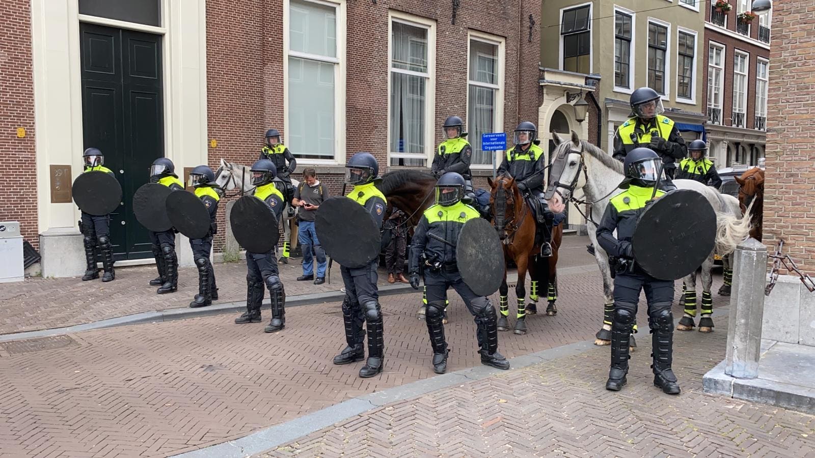 Agent en betogers gewond na confrontatie bij demonstraties Den Haag