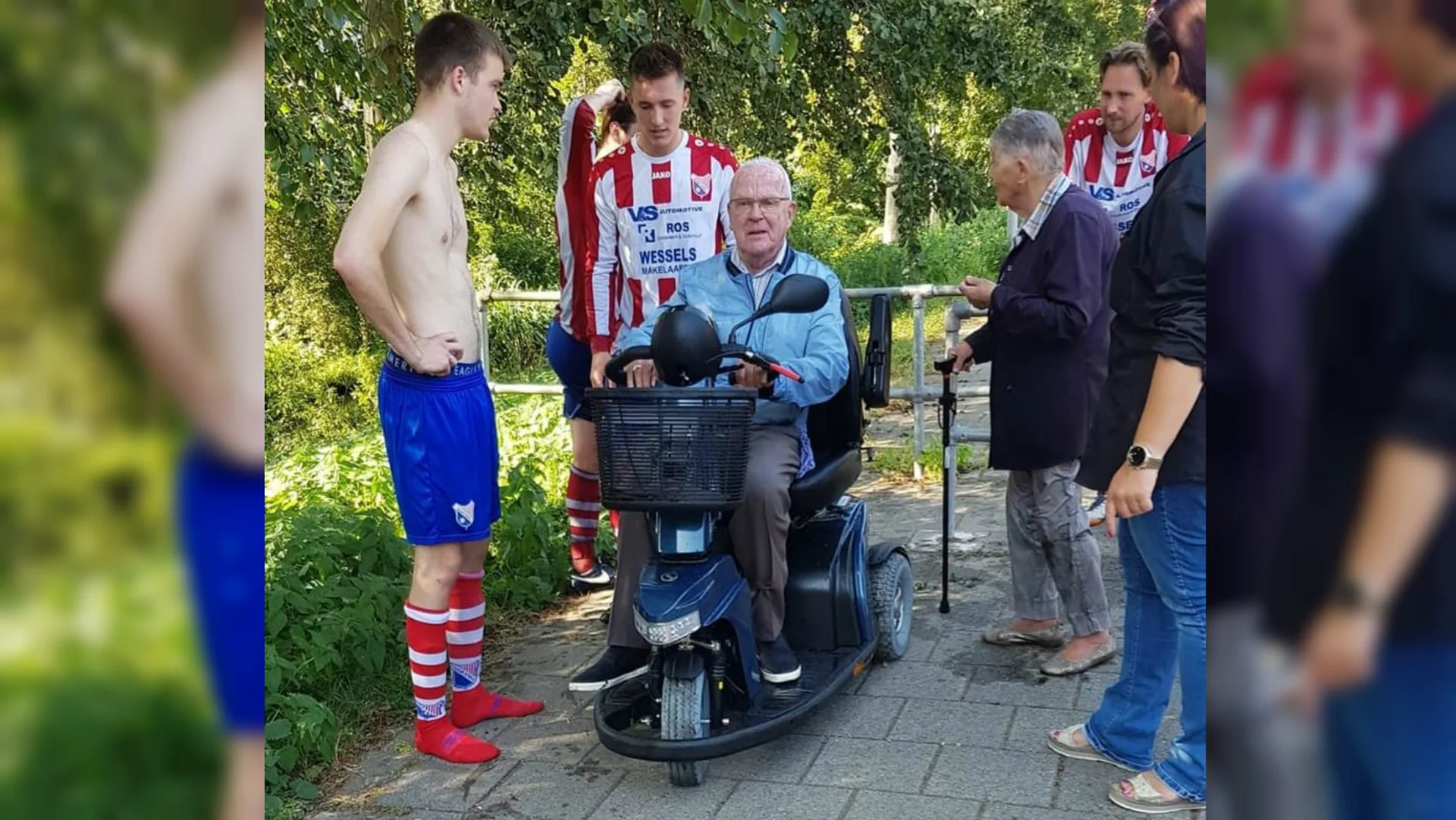 Haags voetbalteam redt bejaarde scootmobielers uit sloot: 'Wedstrijd had geen minuut langer moeten duren'