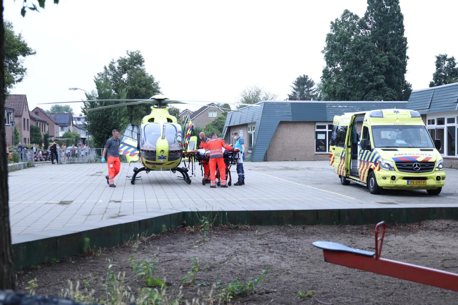 Zwaargewonde en dode hond bij verwoestende woningbrand in Renkum