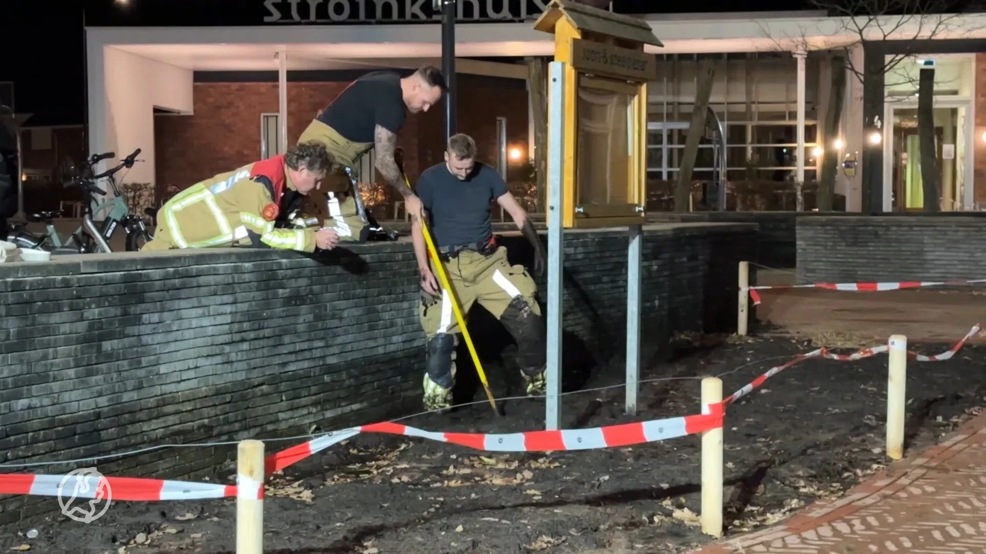 Jonge meiden komen vast te zitten in de modder, brandweer weet ze te redden