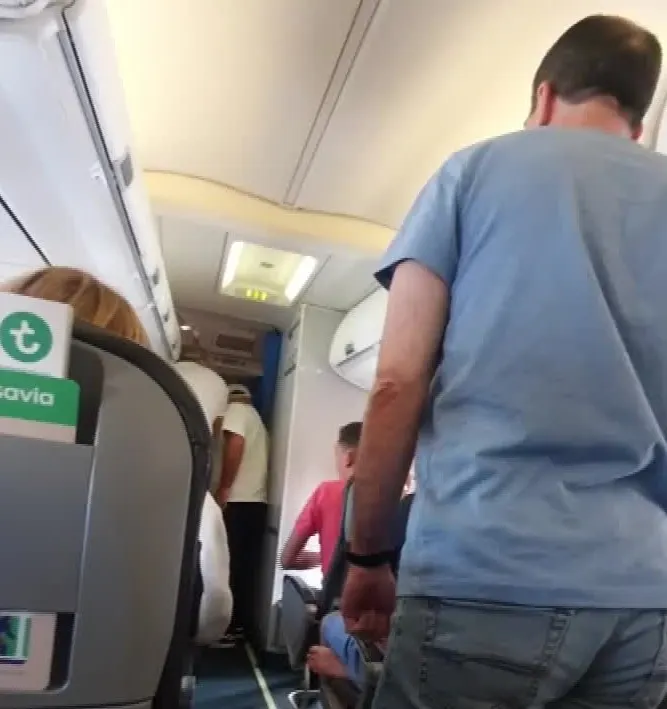 Dronken passagier zorgt voor onrust in vliegtuig en betast stewardess, reiziger Cesar overmeestert hem