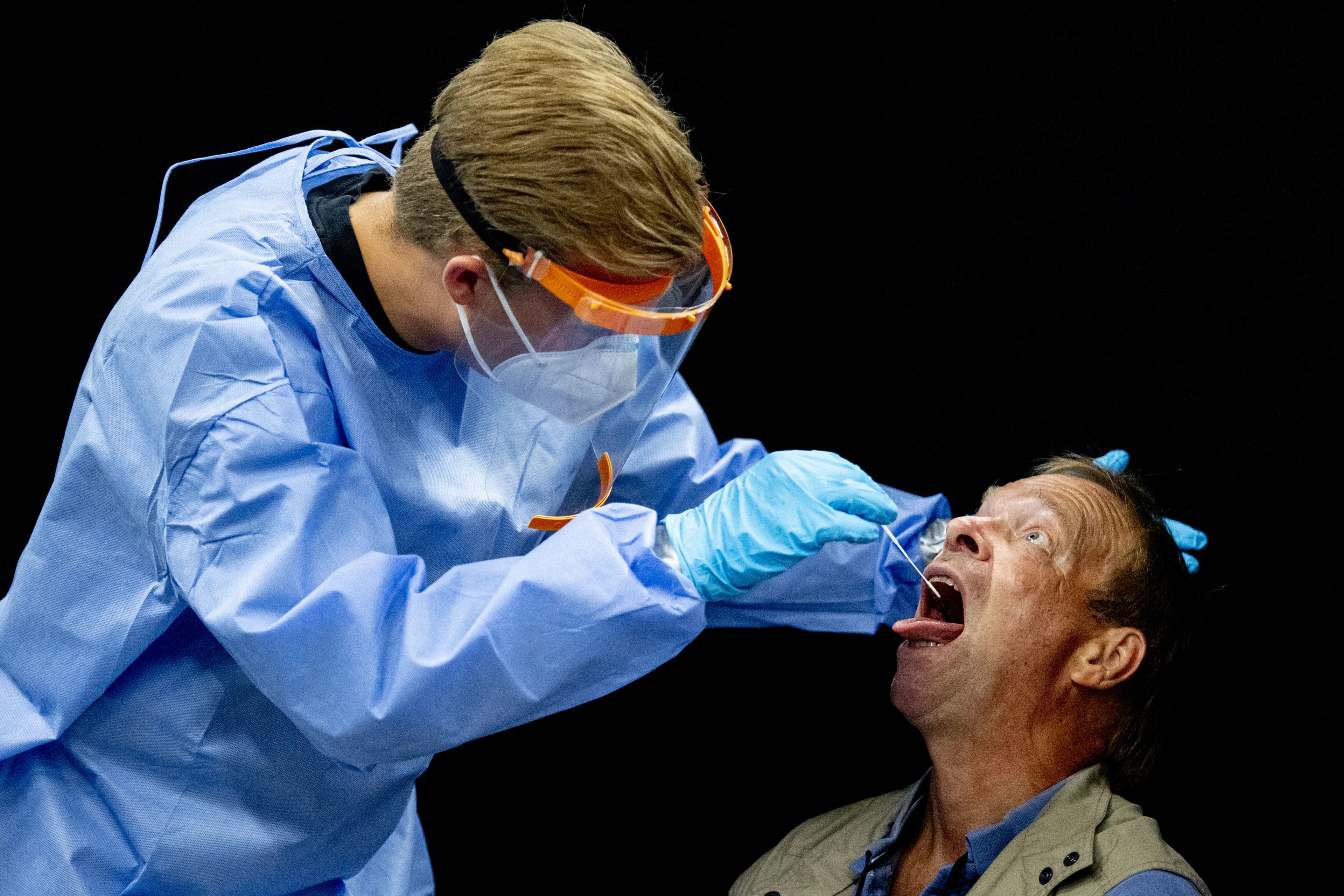 Leraren en zorgpersoneel krijgen vanaf maandag voorrang bij coronatest