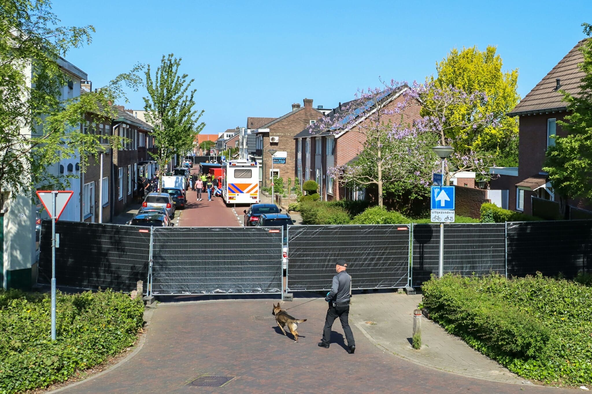Massale politie-invallen in Enschede en Delden: zes aanhoudingen