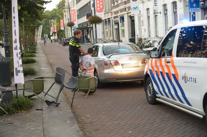 Politieachtervolging in Breda eindigt in crash op terras: 'Stoelen door de lucht'
