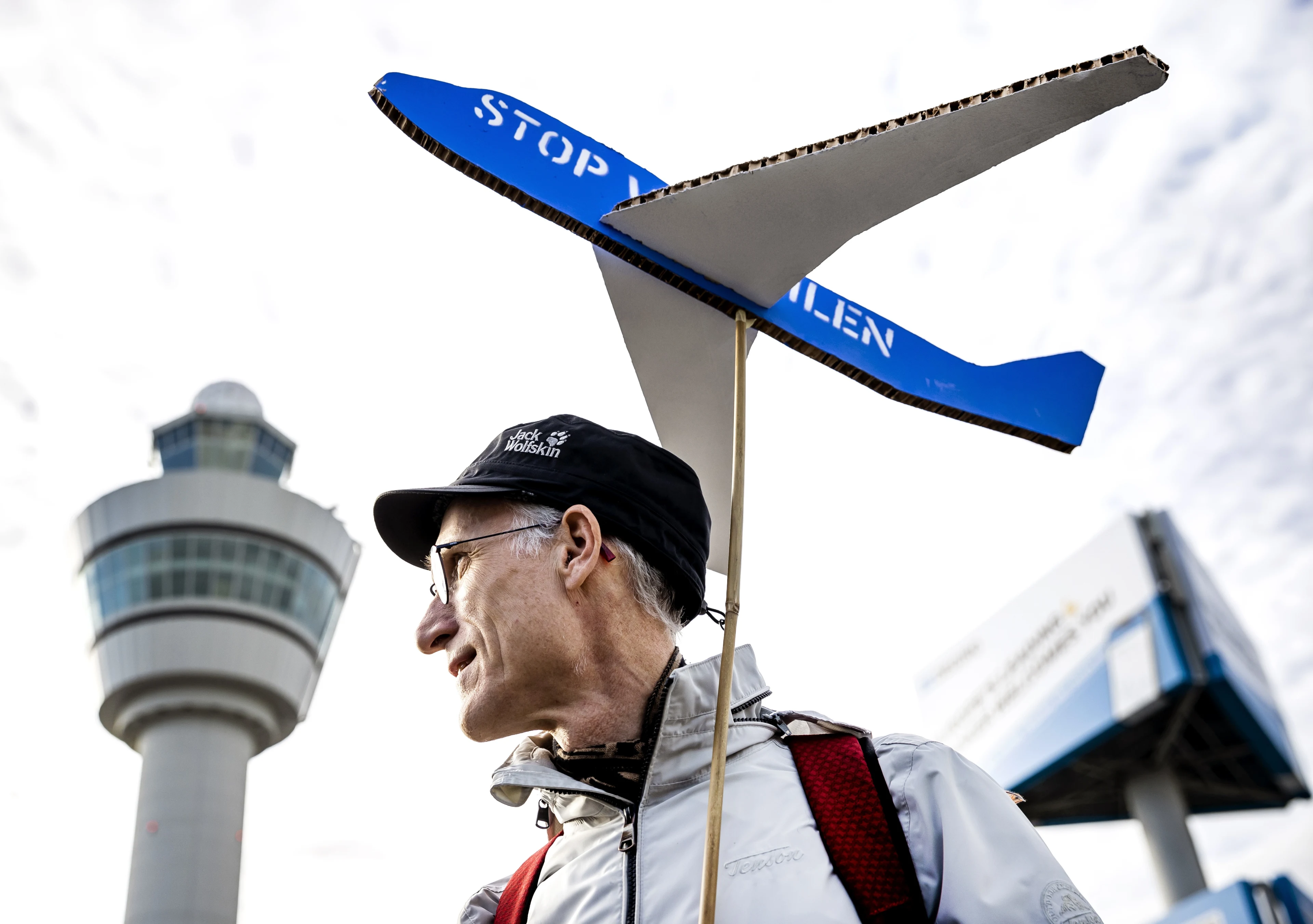 Honderden klimaatactivisten demonstreren op Schiphol tegen groeiende luchtvaart