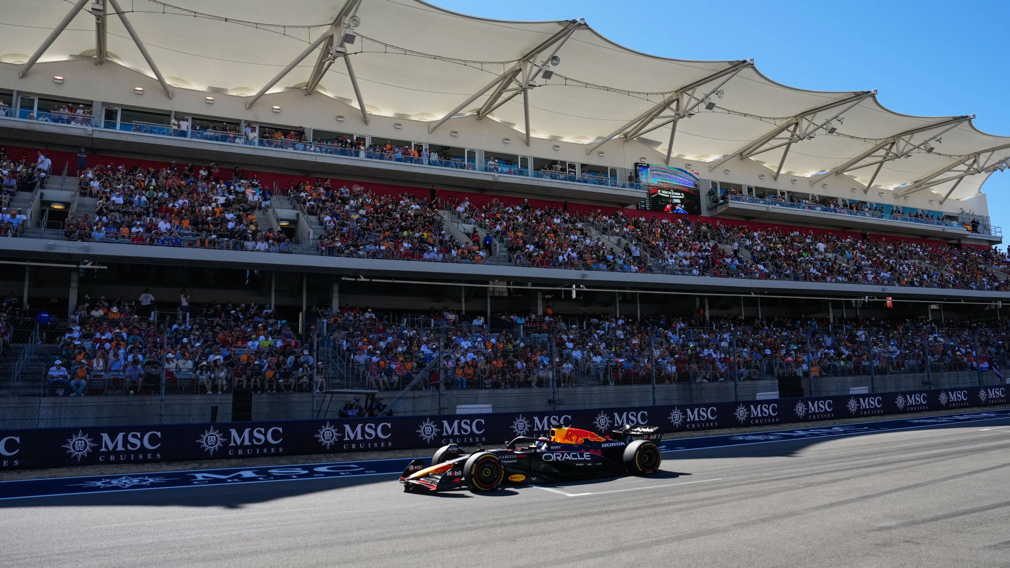 Verstappen slaat toe in GP van VS en loopt verder in