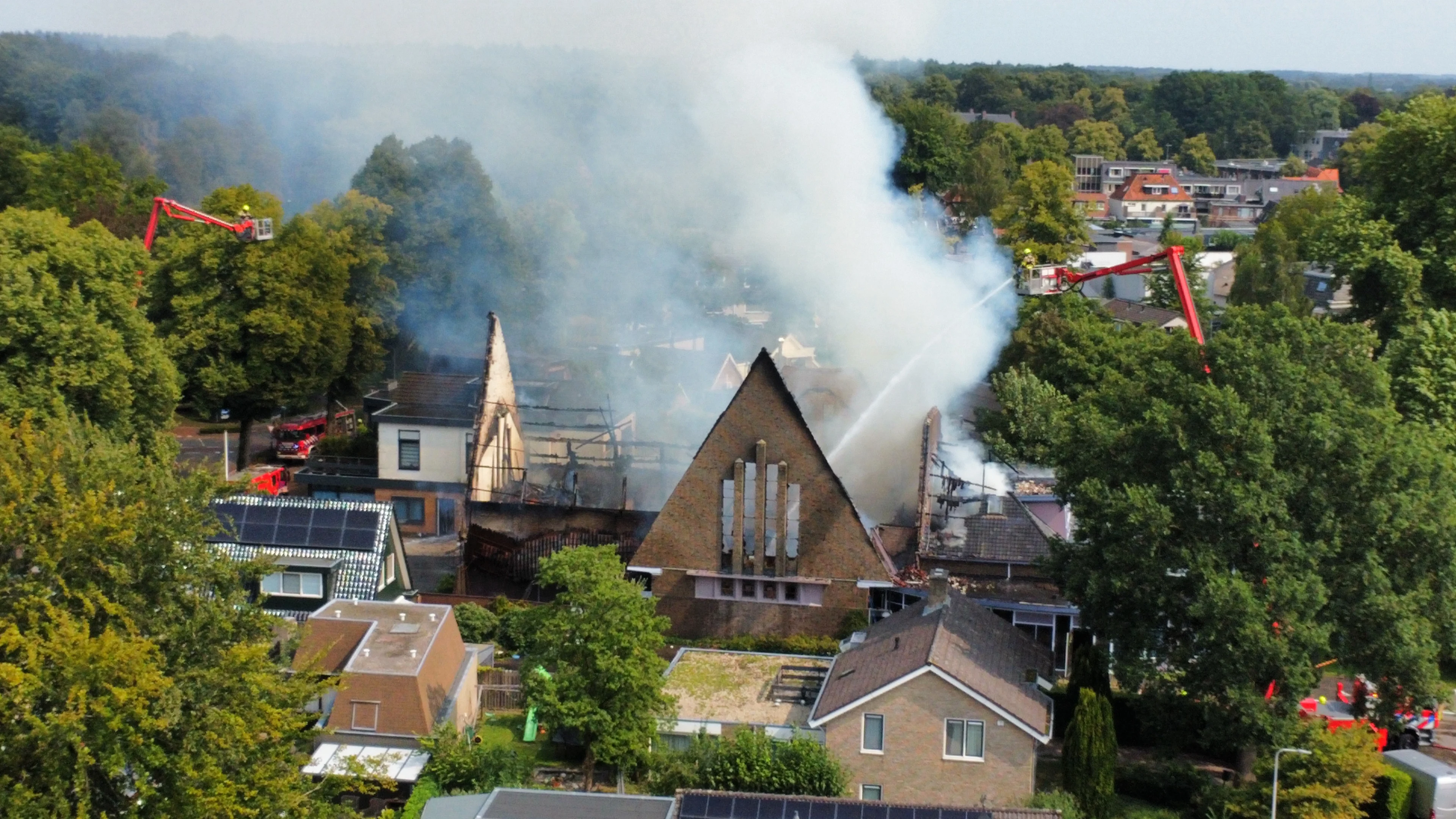 Regenboogkerk in Epe compleet verwoest na hevige brand