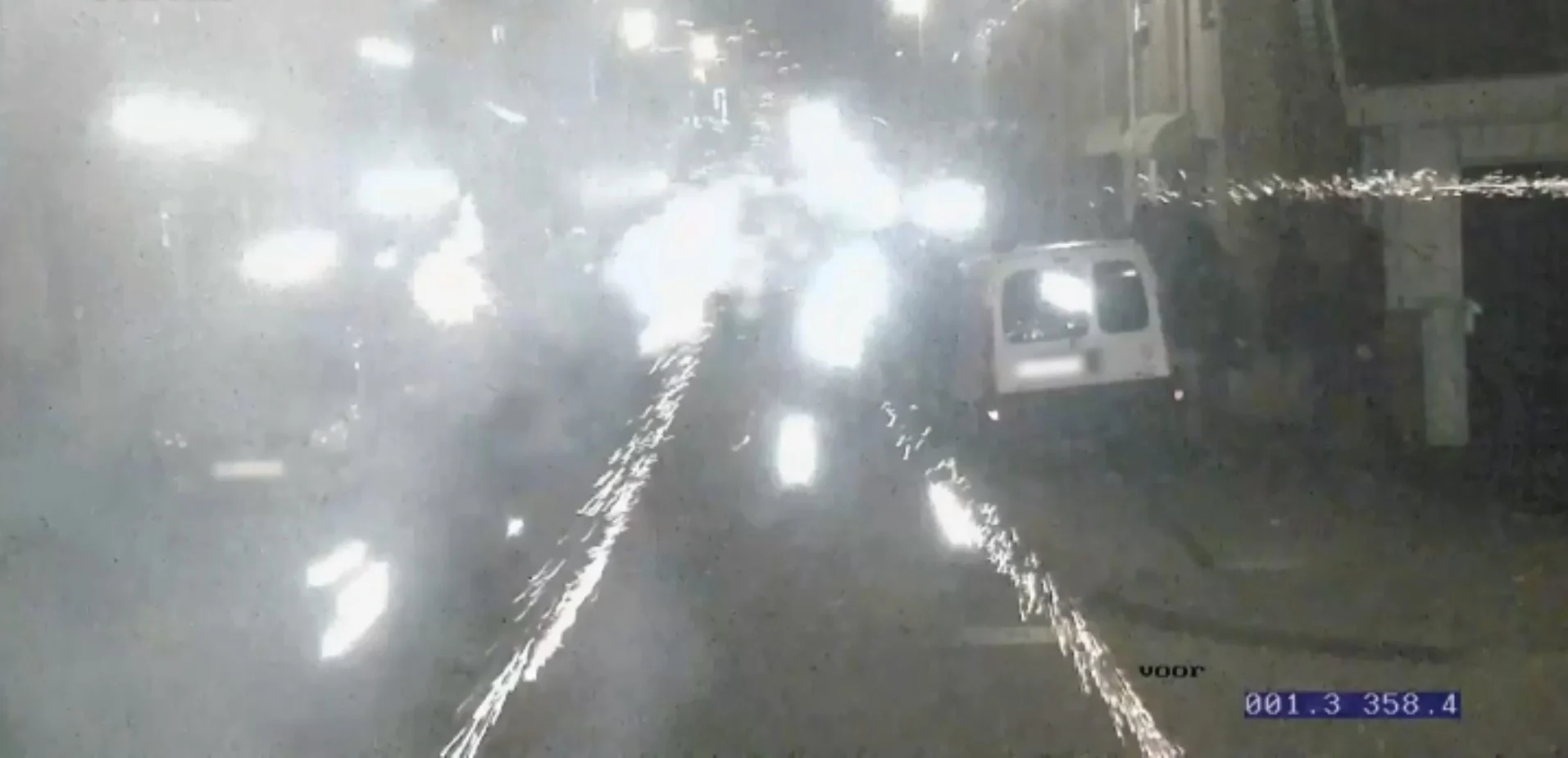 Nieuwe beelden: groep jongeren Utrecht bekogelt agenten en politiebusje met vuurwerk