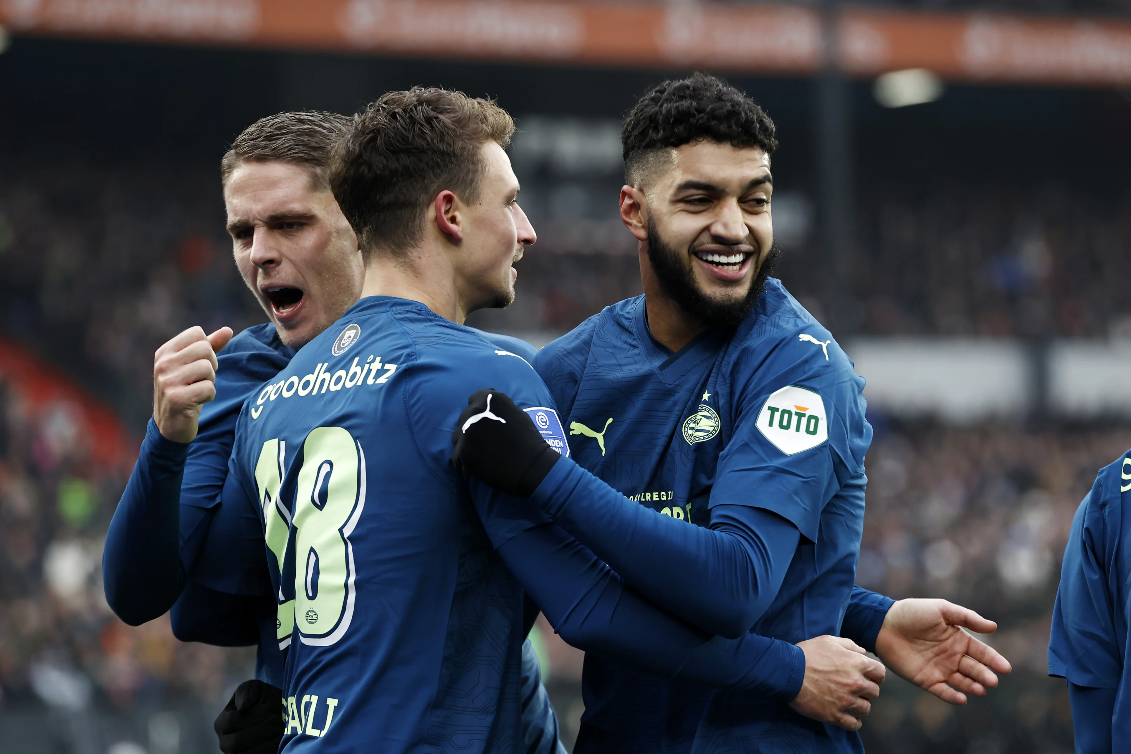 PSV vergroot voorsprong op Feyenoord met 1-2 overwinning