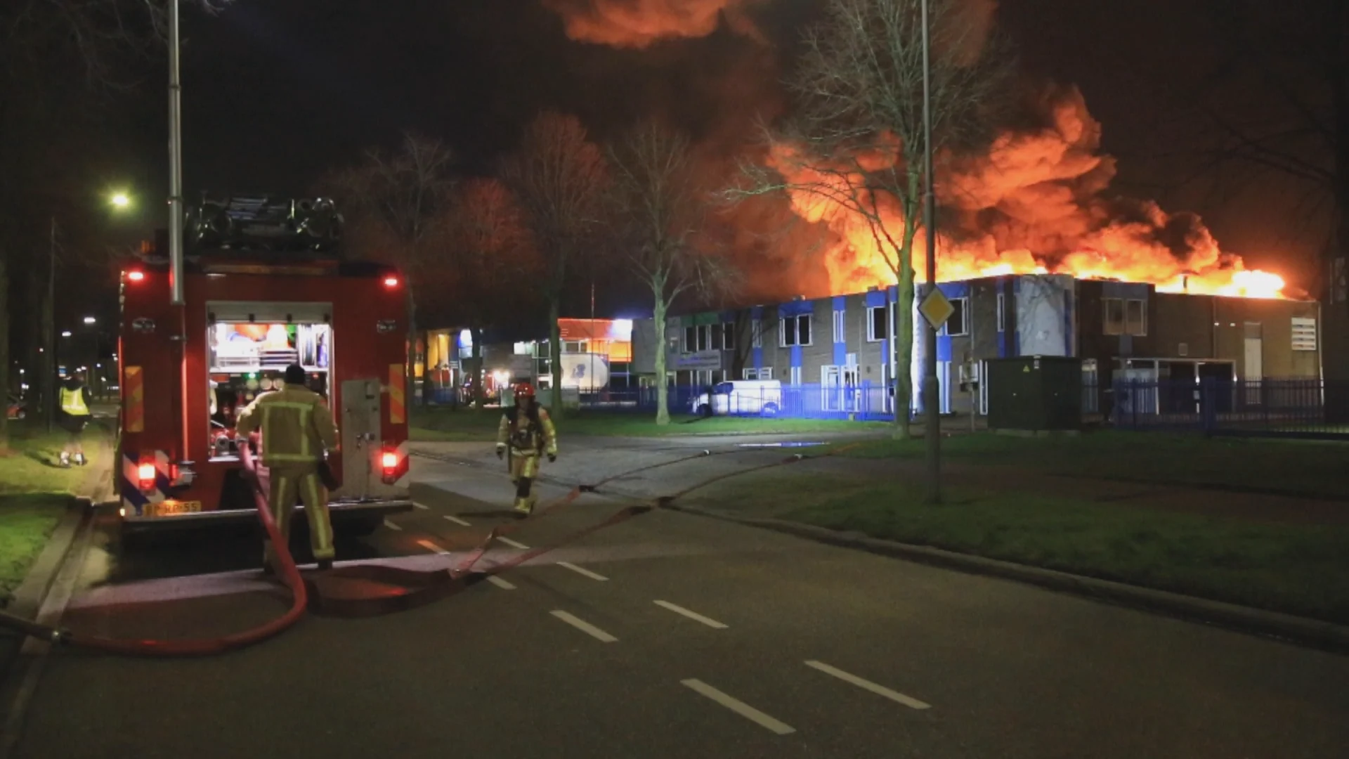 Instortingsgevaar door grote brand op bedrijventerrein Helmond