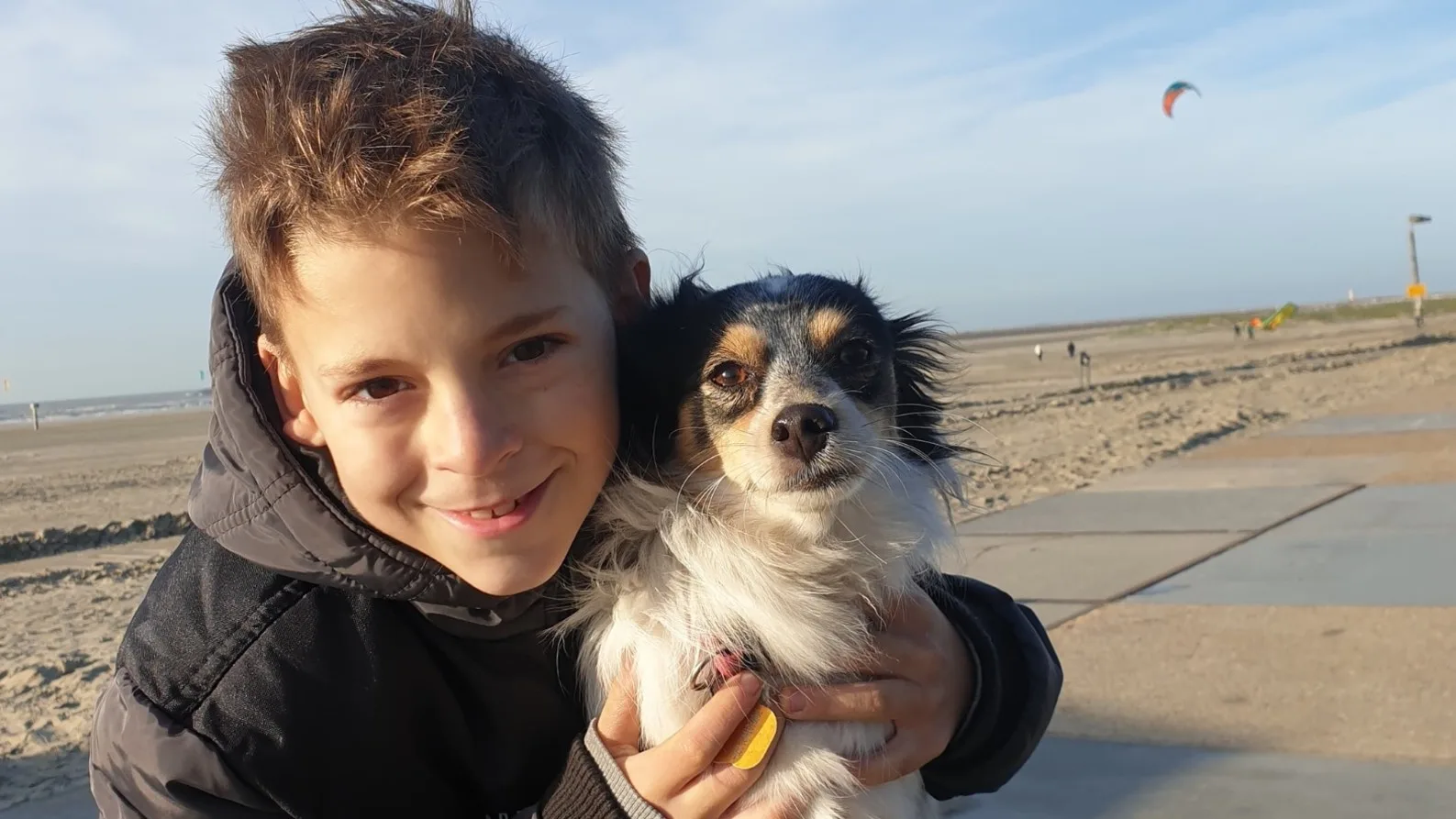 Randy (10) raakt hand kwijt door ontploffende Cobra 6, bekenden starten doneeractie