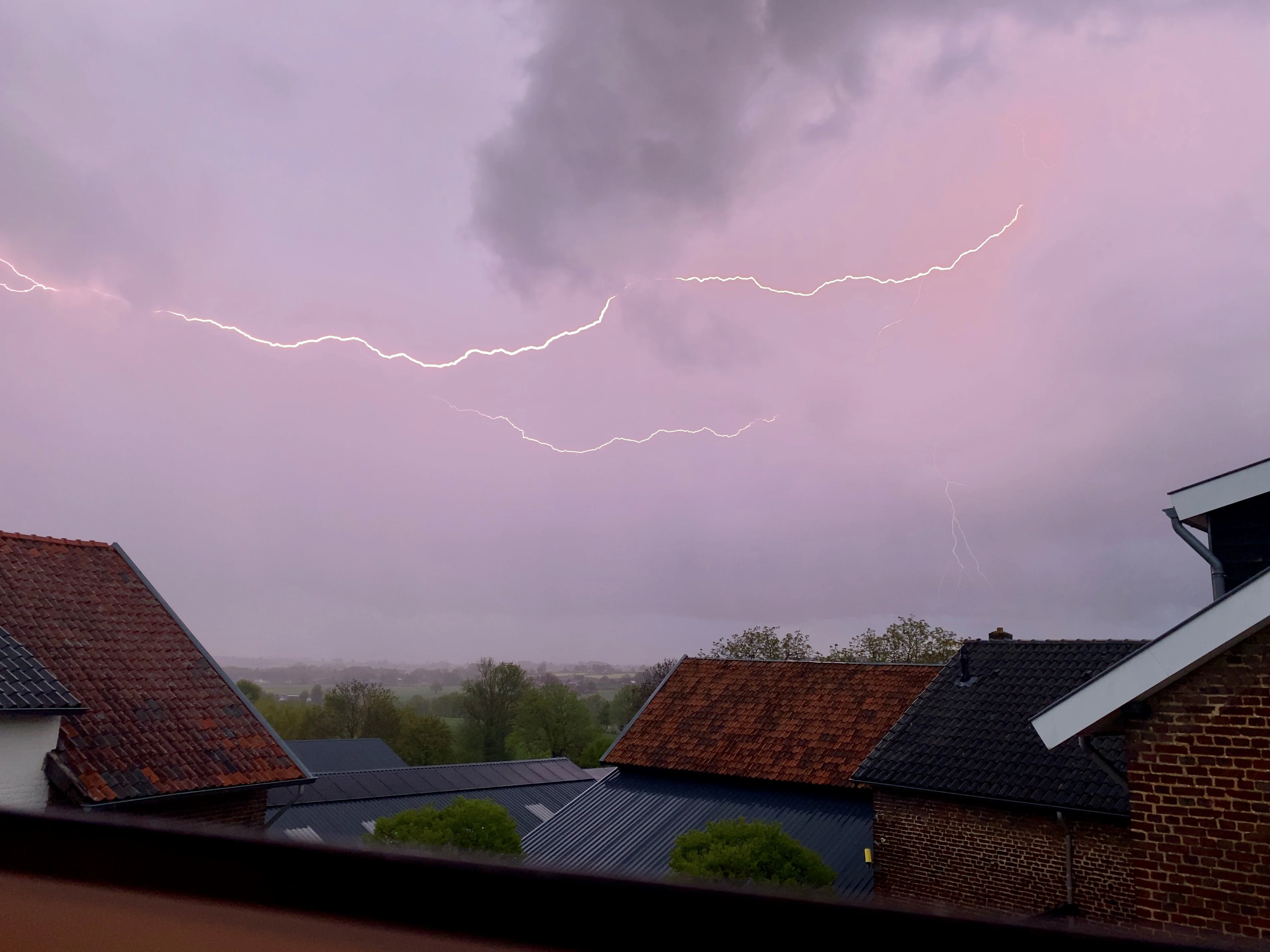 Weekend vol buien, lokaal met onweer