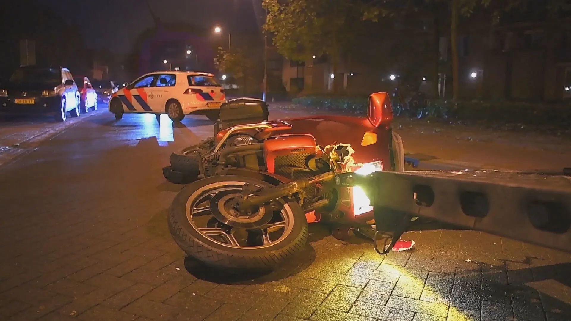 Autoambulance klapt op stilstaande motorrijder Valkenswaard