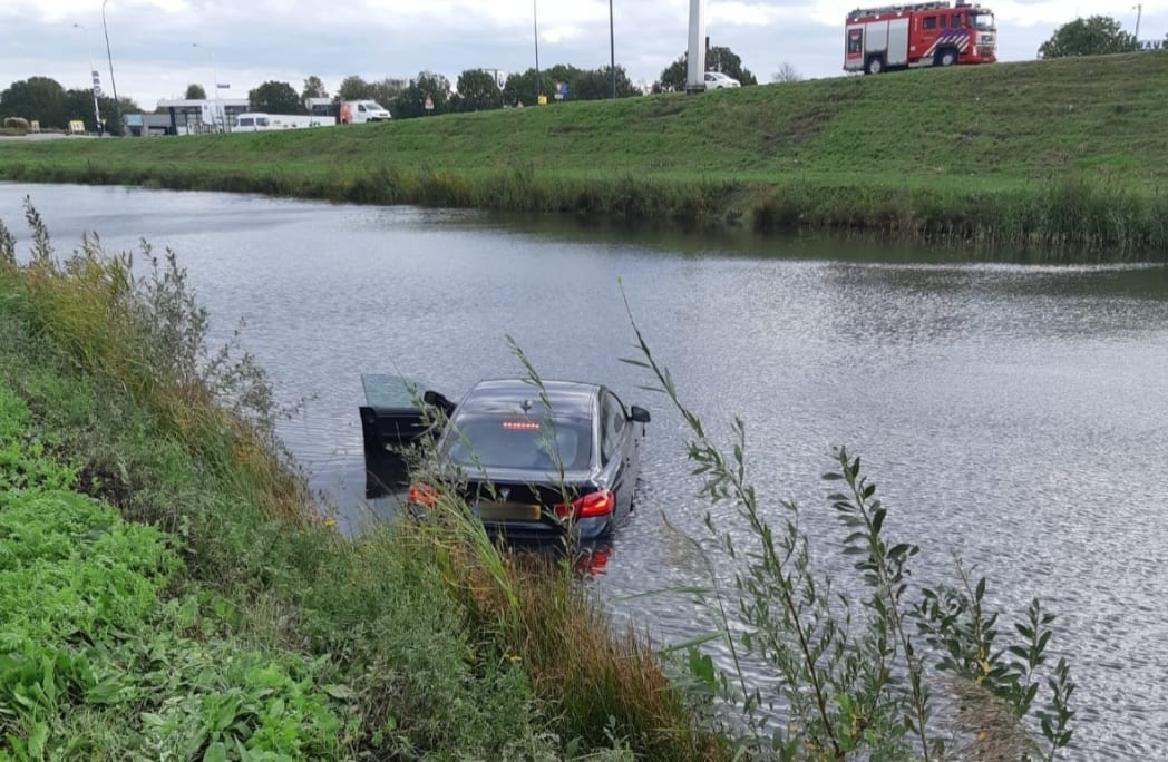 Wesp jaagt bestuurder met auto en al het water in