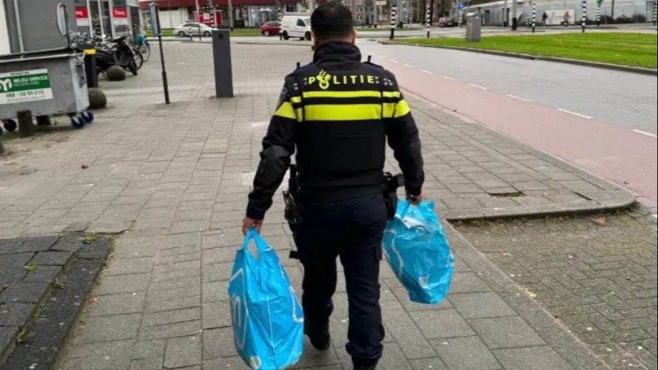 Agent Cengiz helpt gezin in financiële nood aan boodschappen