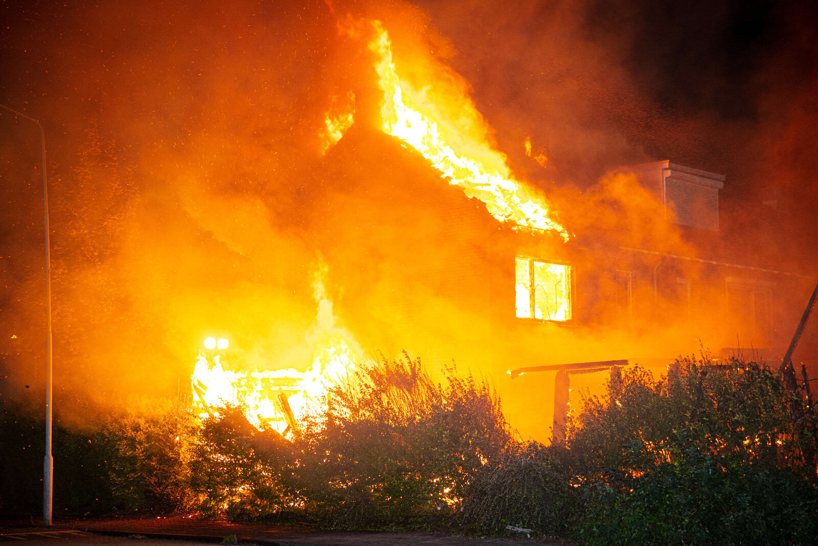 Grimmige sfeer bij brand in Wezep: jongeren vallen agenten aan en hinderen brandweer