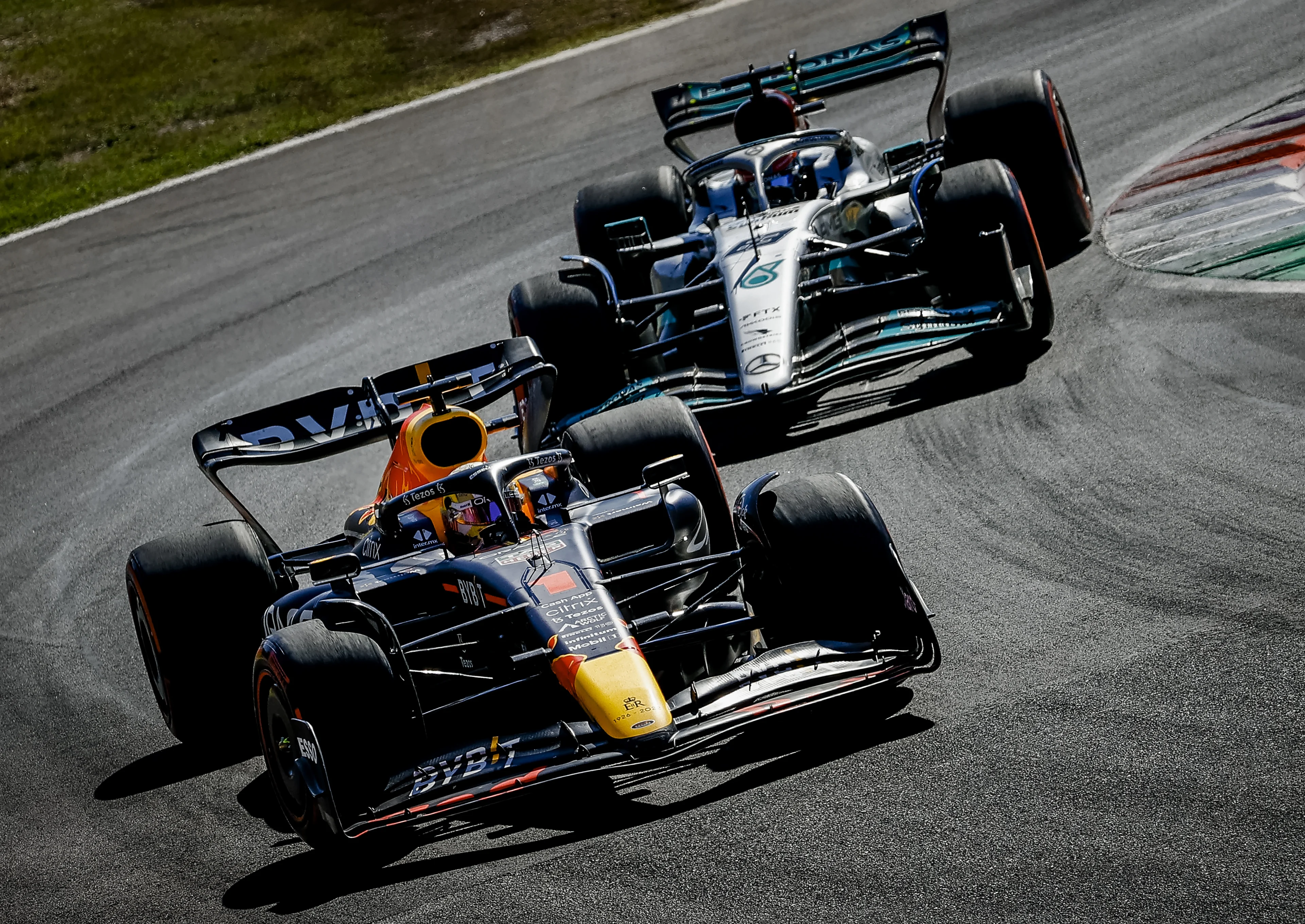 Verstappen wint voor vijfde keer op rij, De Vries bij debuut in de punten