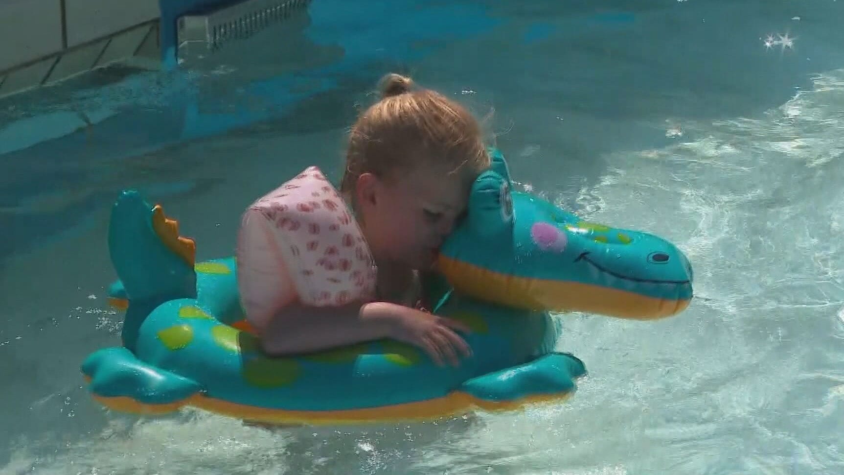 Eindelijk echt zomer! Bewoners Heiloo extra blij dat hun buitenbad gered is