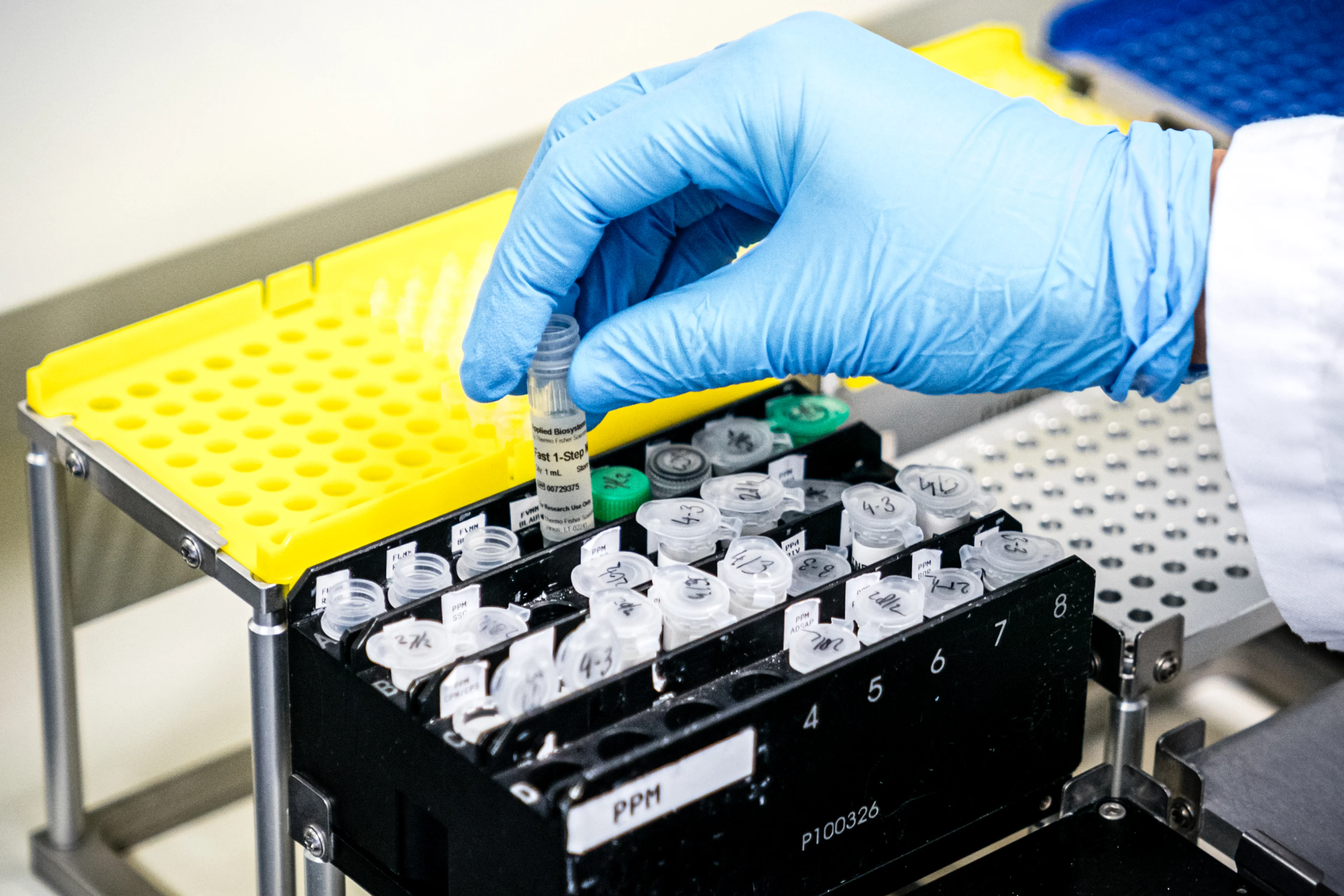 Aantal coronabesmettingen stijgt naar 614, 102 van hen werken in zorg