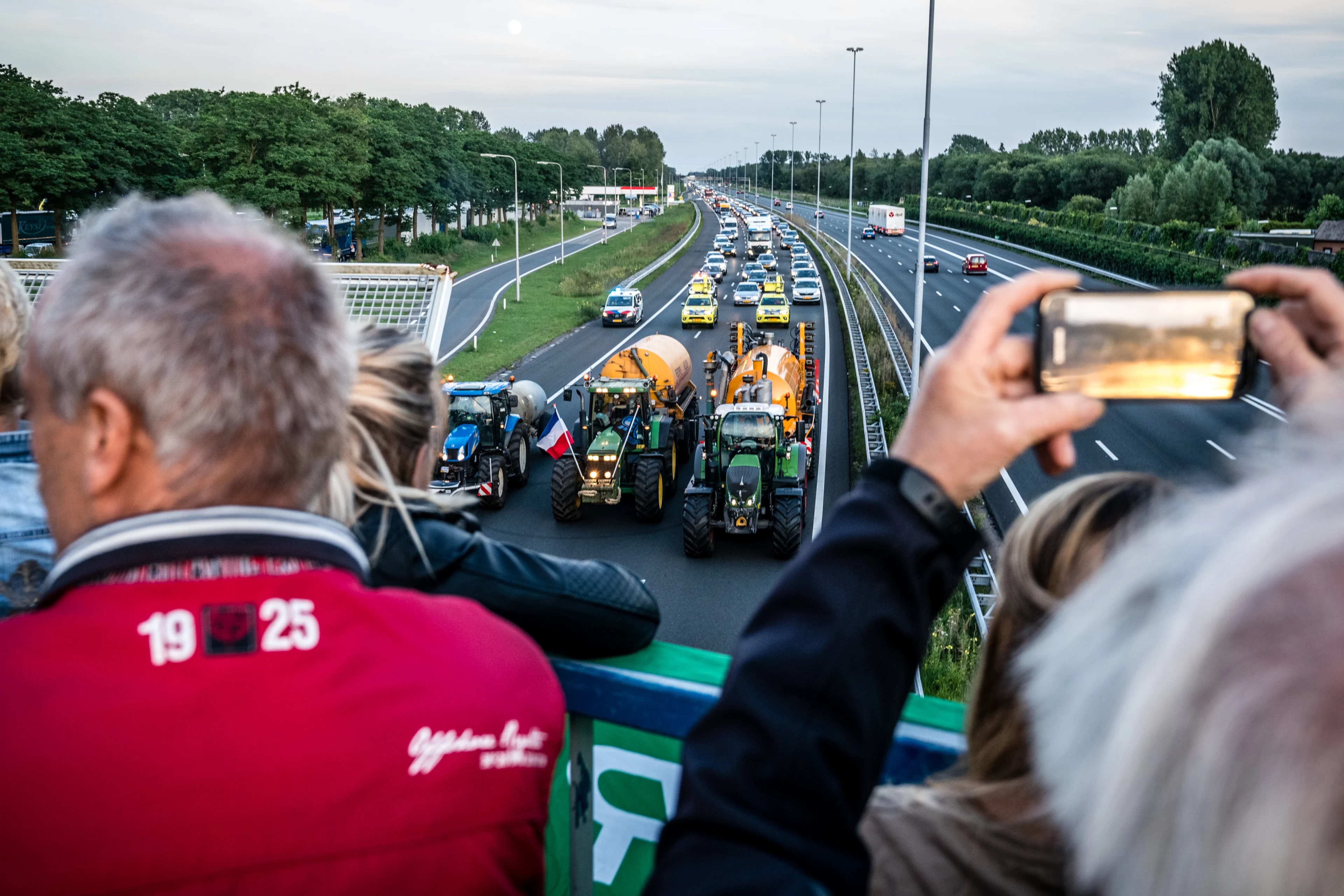 Boze boeren komen zondagavond opnieuw in actie en willen Friesland afsluiten