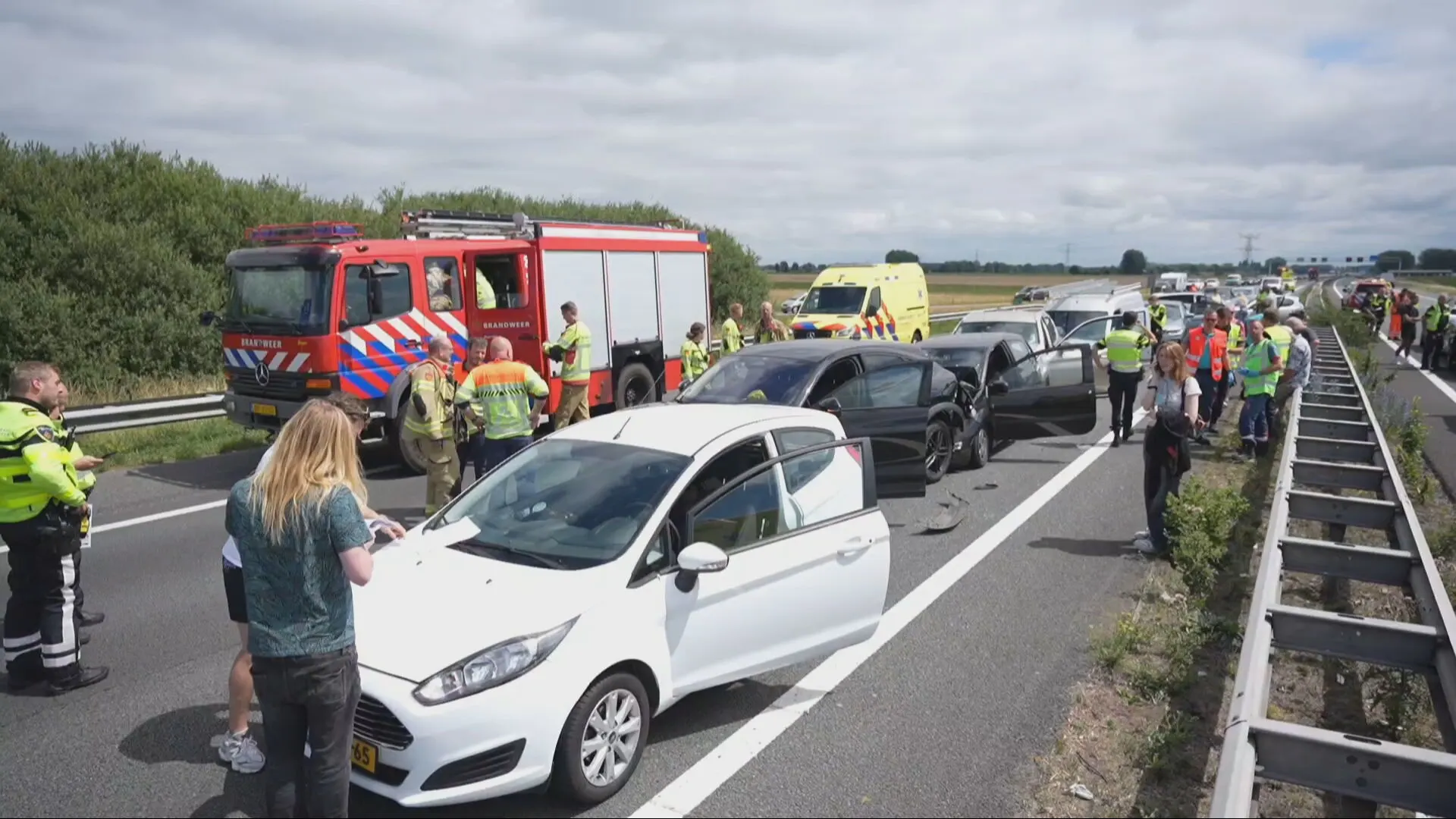 Chaos op A12: 13 auto's crashen bij kettingbotsingen in beide richtingen