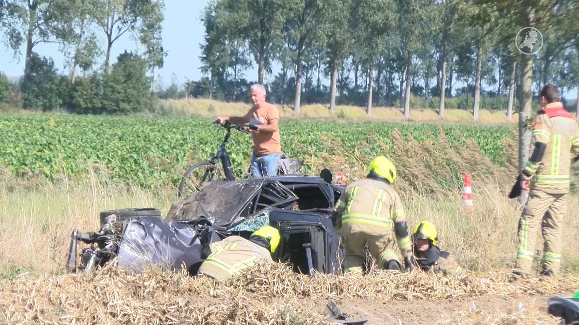 Bij een ongeluk in Zaamslag belandde 1 auto in de sloot en 1 op een akkerland