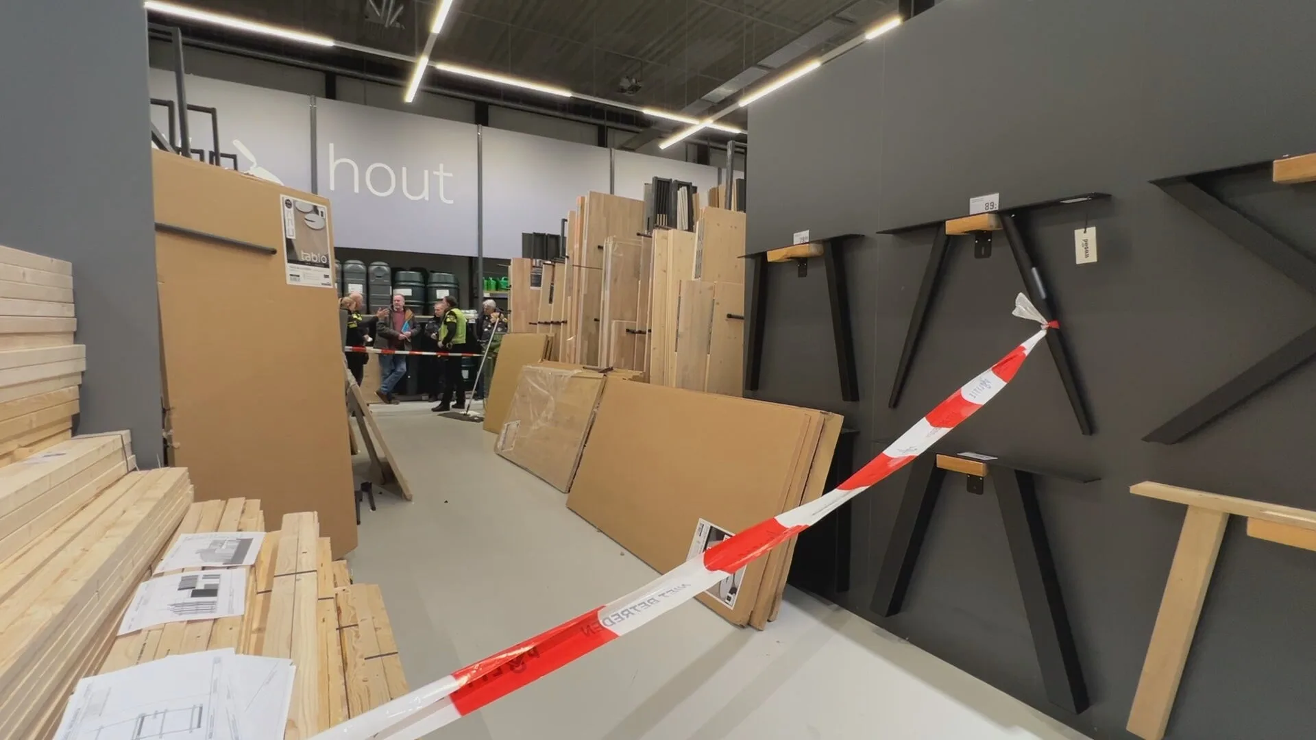 Meer bekend over incident waarbij massief tafelblad op peuter (3) in bouwmarkt viel