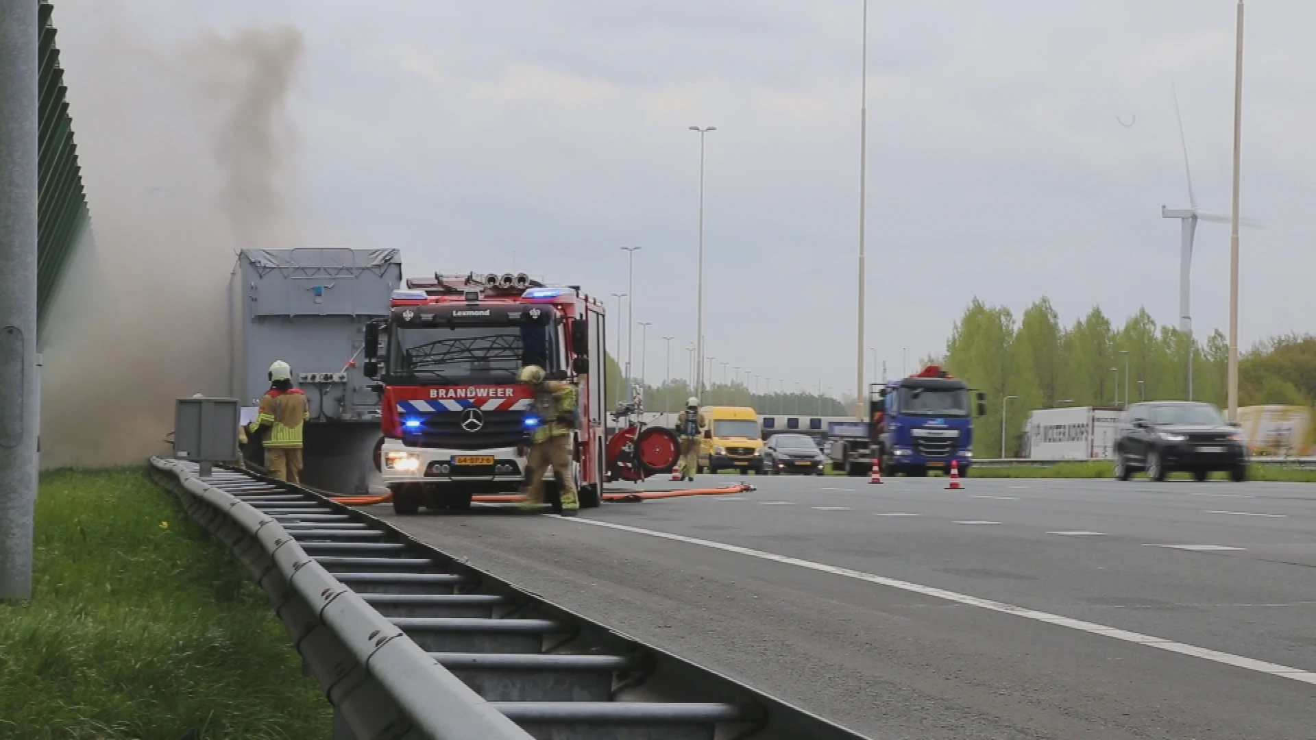 Drie rijstroken A2 dicht om brandende vrachtwagen bij Vianen