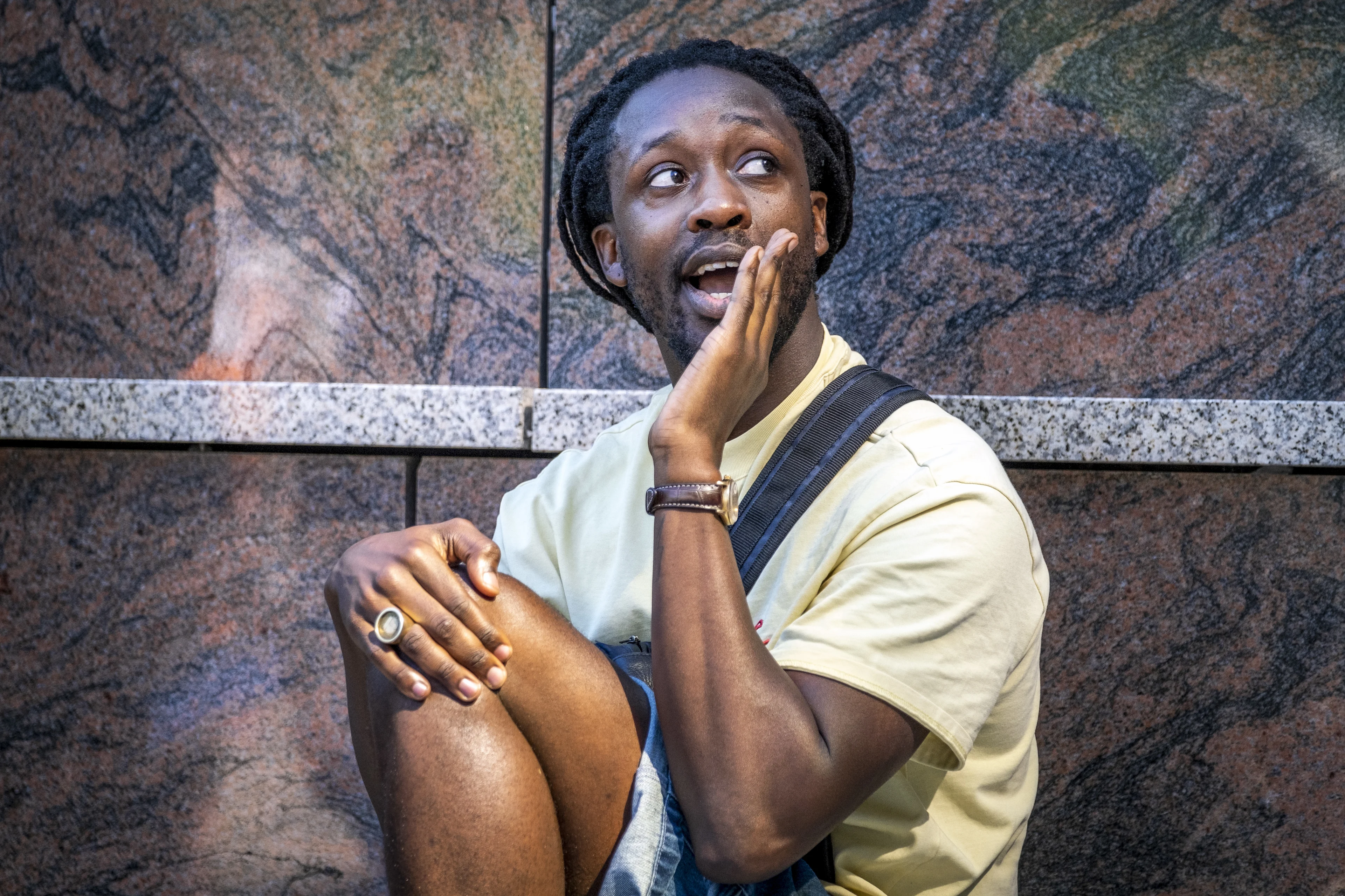 Akwasi flipt om vragen van Radio 1 over Dam-demonstratie, intimideert journalist en pakt laptops af