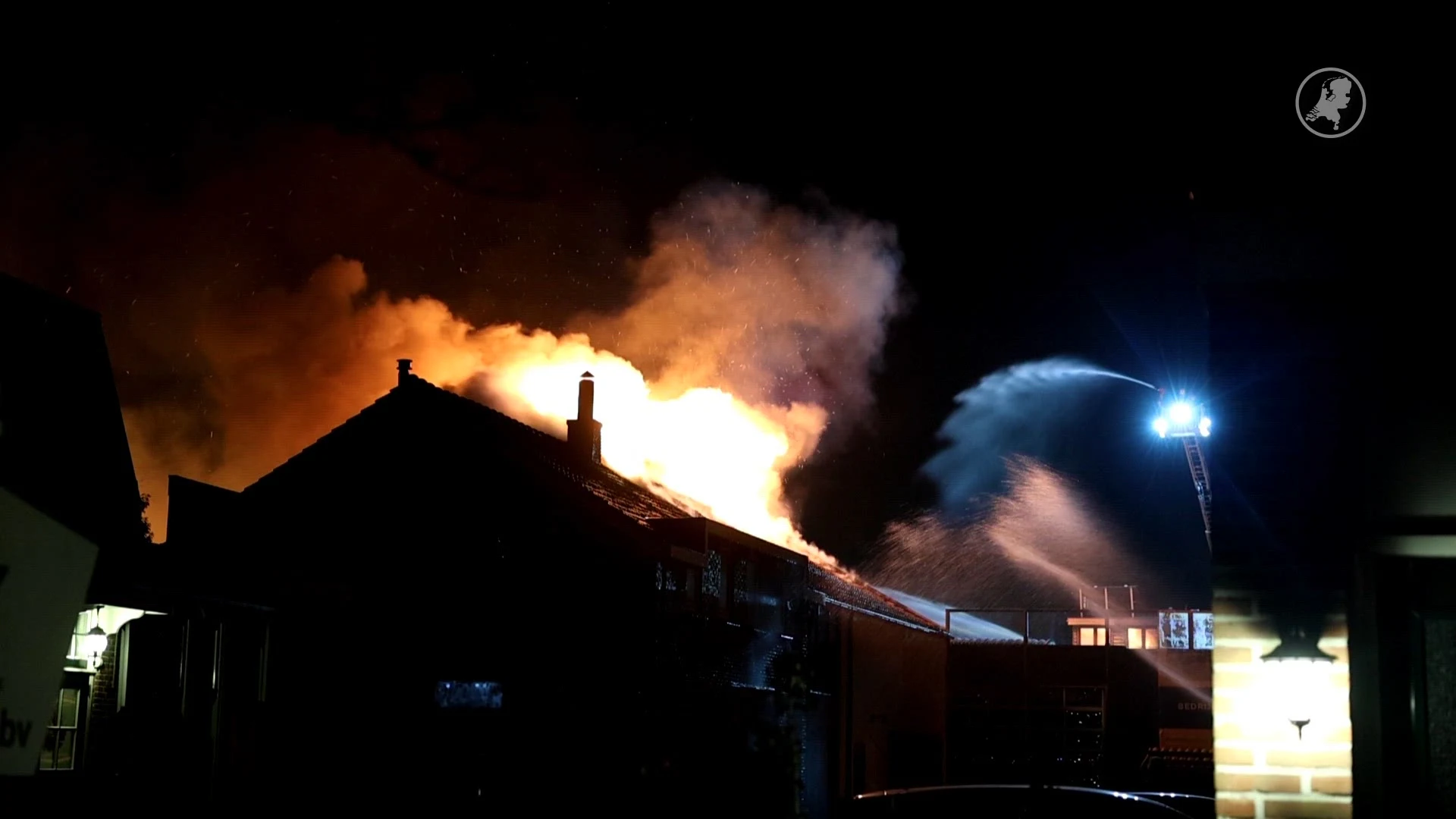 Uitslaande brand vuurwerkverkooppunt Hillegom