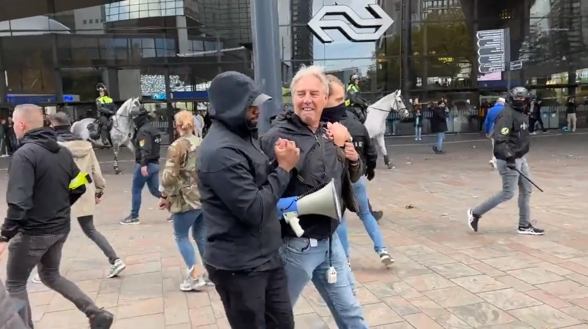 Pegida-voorman opgepakt bij kleine demonstratie in Rotterdam