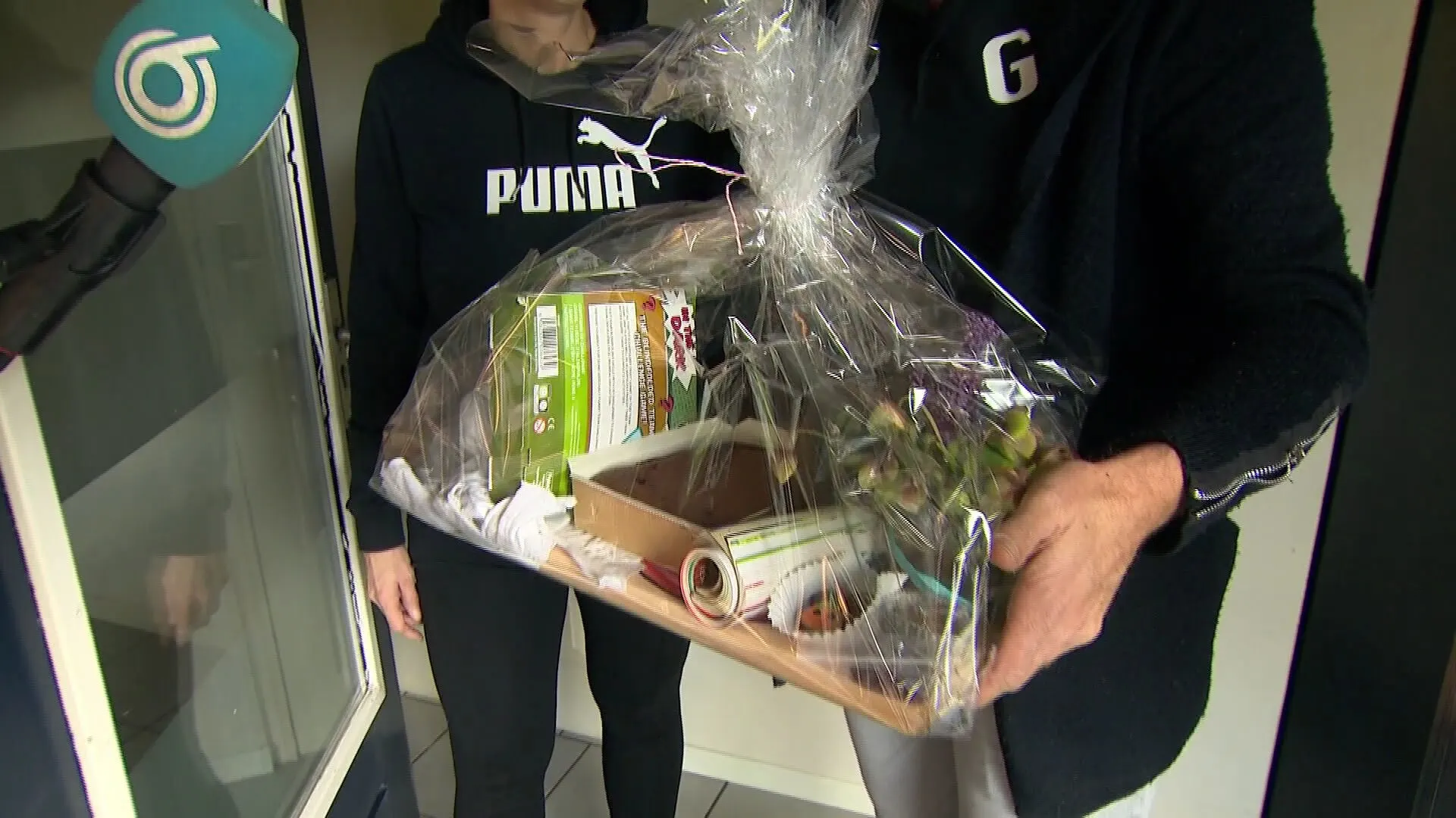 Jongeren brengen speciale zelfgemaakte quarantainepakketjes rond