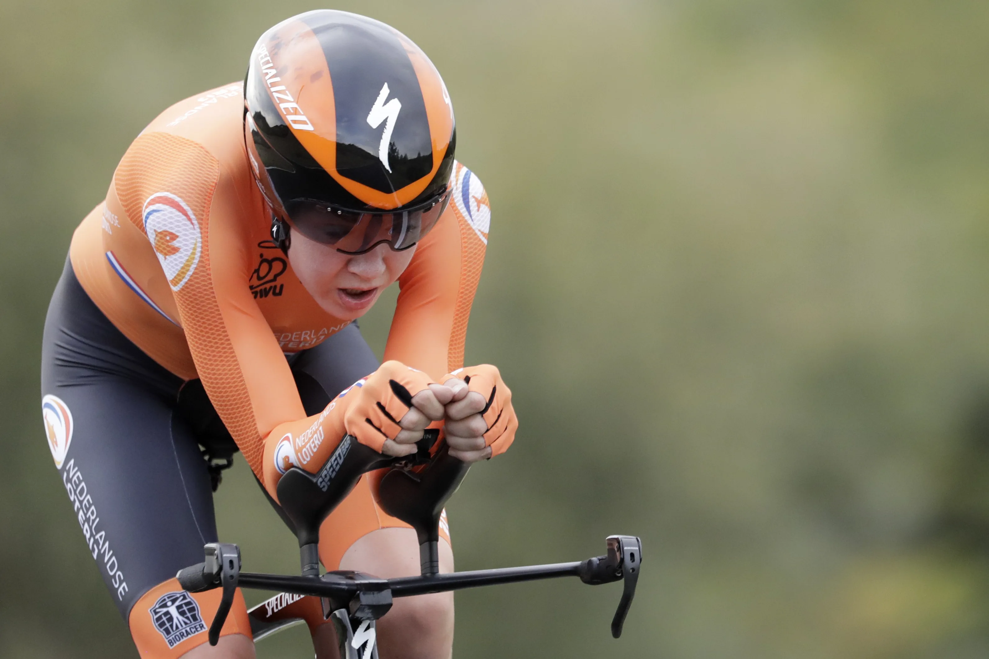 Anna van der Breggen verovert wereldtitel tijdrijden na horrorval concurrent