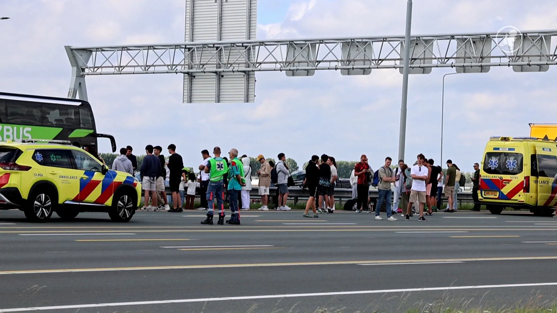A4 dicht bij Nieuw-Vennep na ongeluk met twee Flixbussen