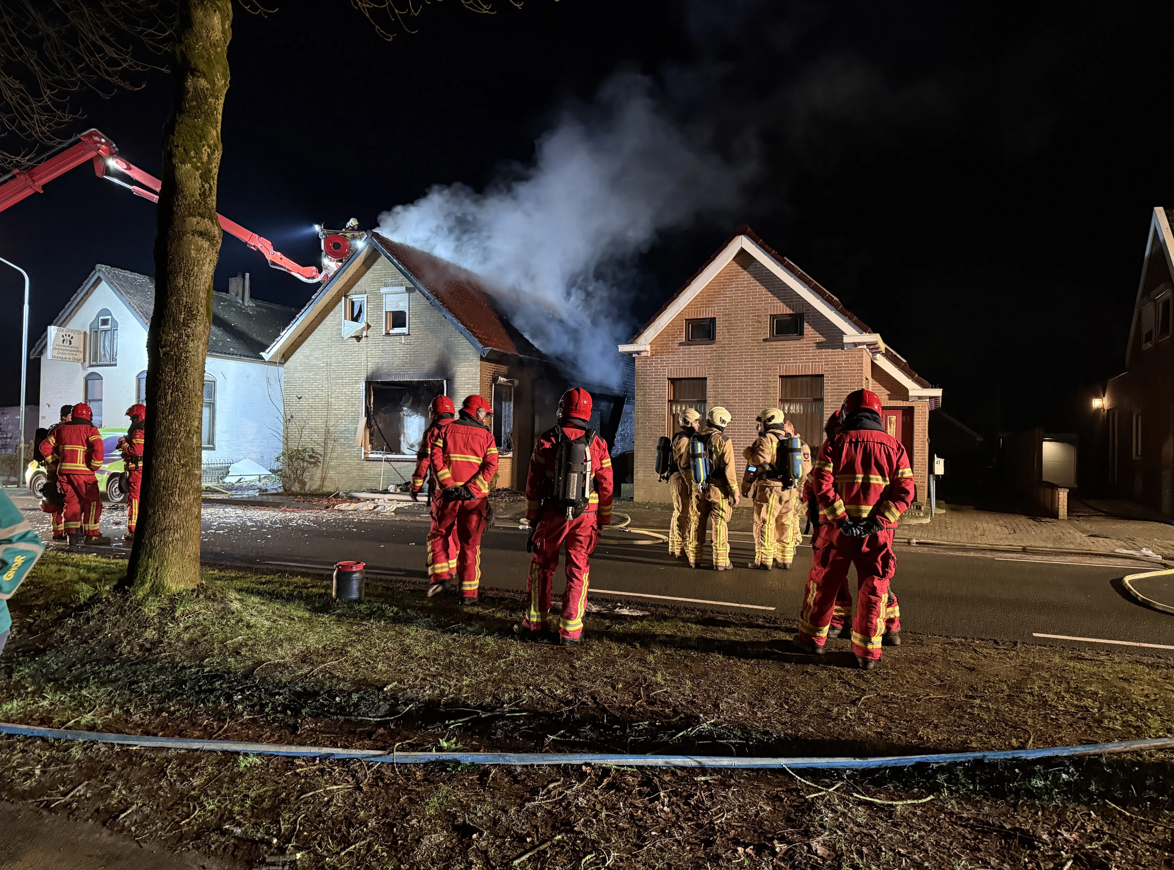 Explosies bij woningbrand in Valthermond: één gewonde