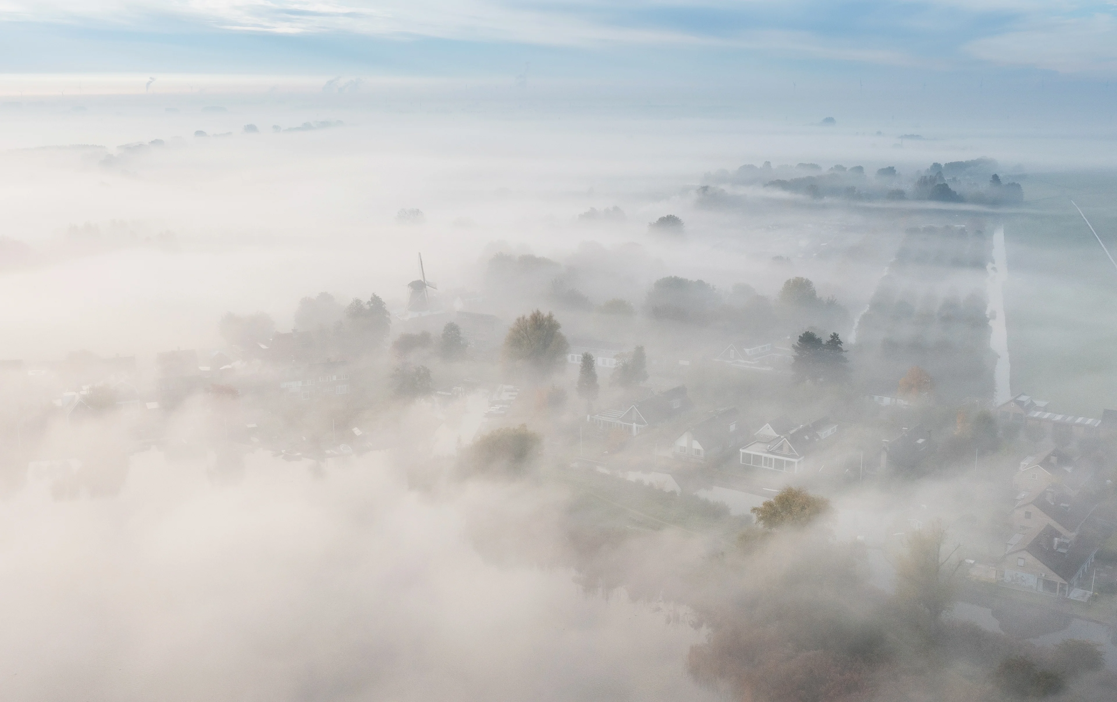 Dichte mist bedekt groot deel van Nederland, code geel van kracht