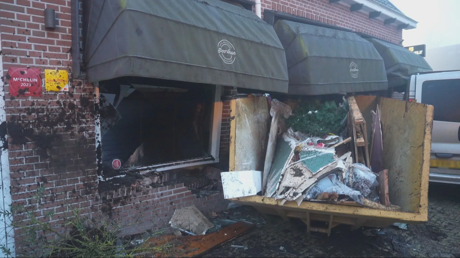 Bestelbus vliegt uit de bocht en botst tegen horecapand in Veeningen