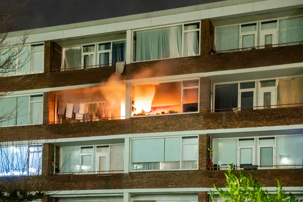 Meerdere woningen ontruimd na flatbrand in Soest, hond door brandweer uit woning gehaald