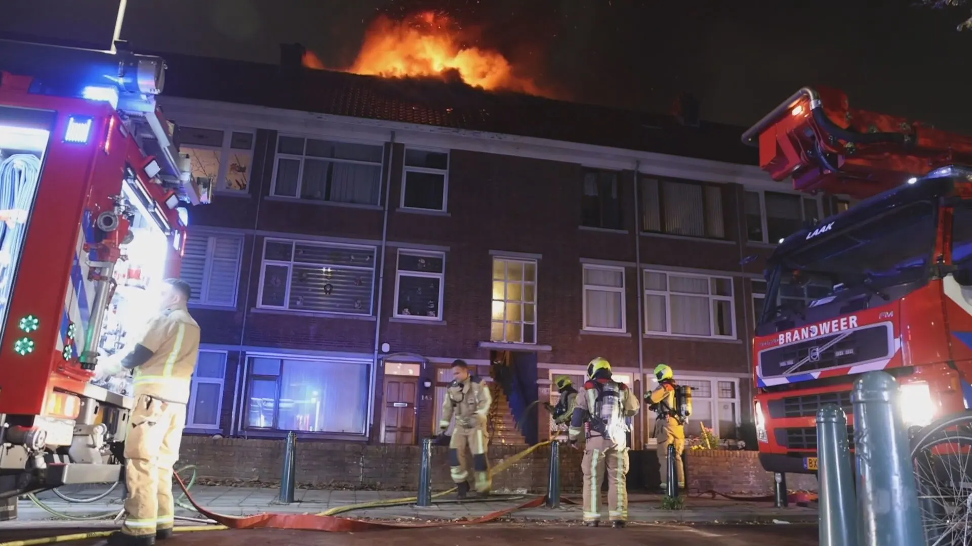Bewoners geëvacueerd na brand op dak portiekflat Den Haag